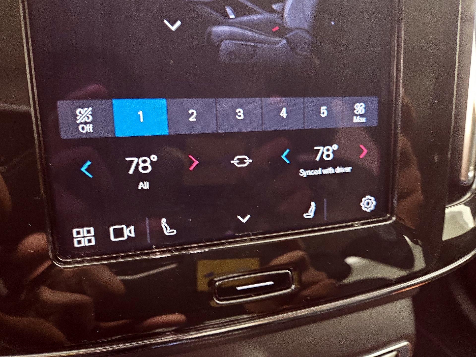 Thumbnail: 2023 Volvo XC40 - 16