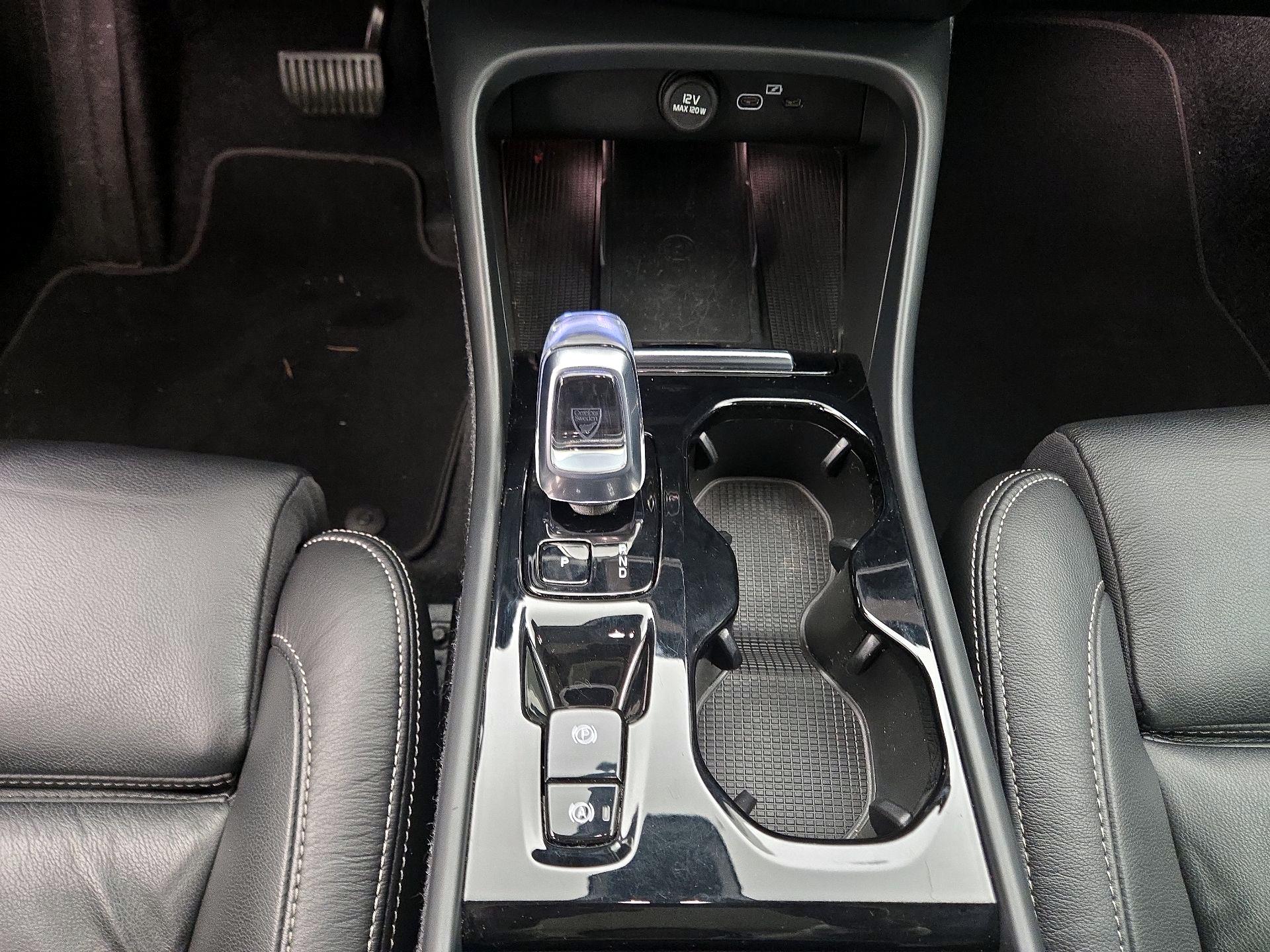 Thumbnail: 2023 Volvo XC40 - 17