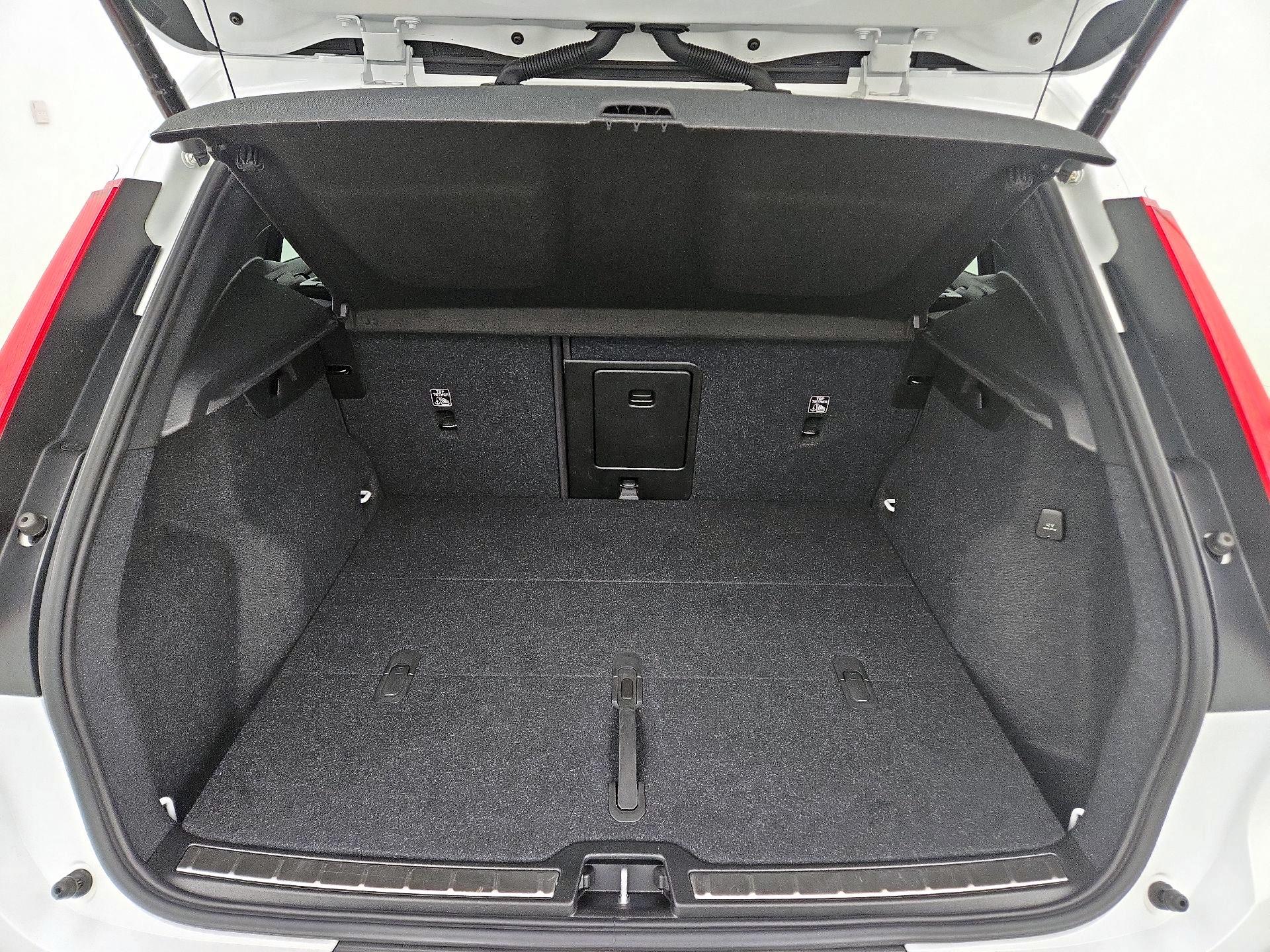 Thumbnail: 2023 Volvo XC40 - 19