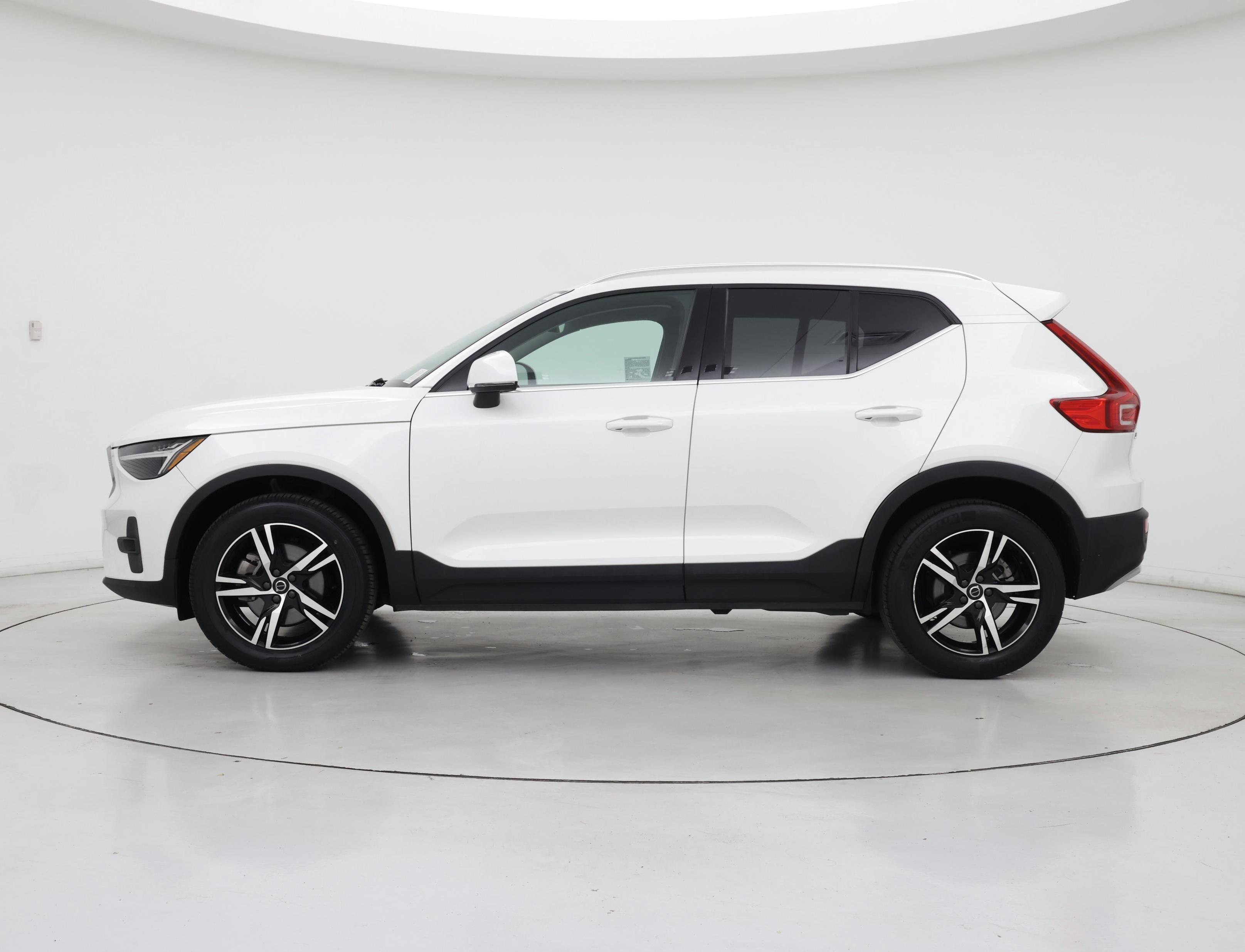 Thumbnail: 2023 Volvo XC40 - 3