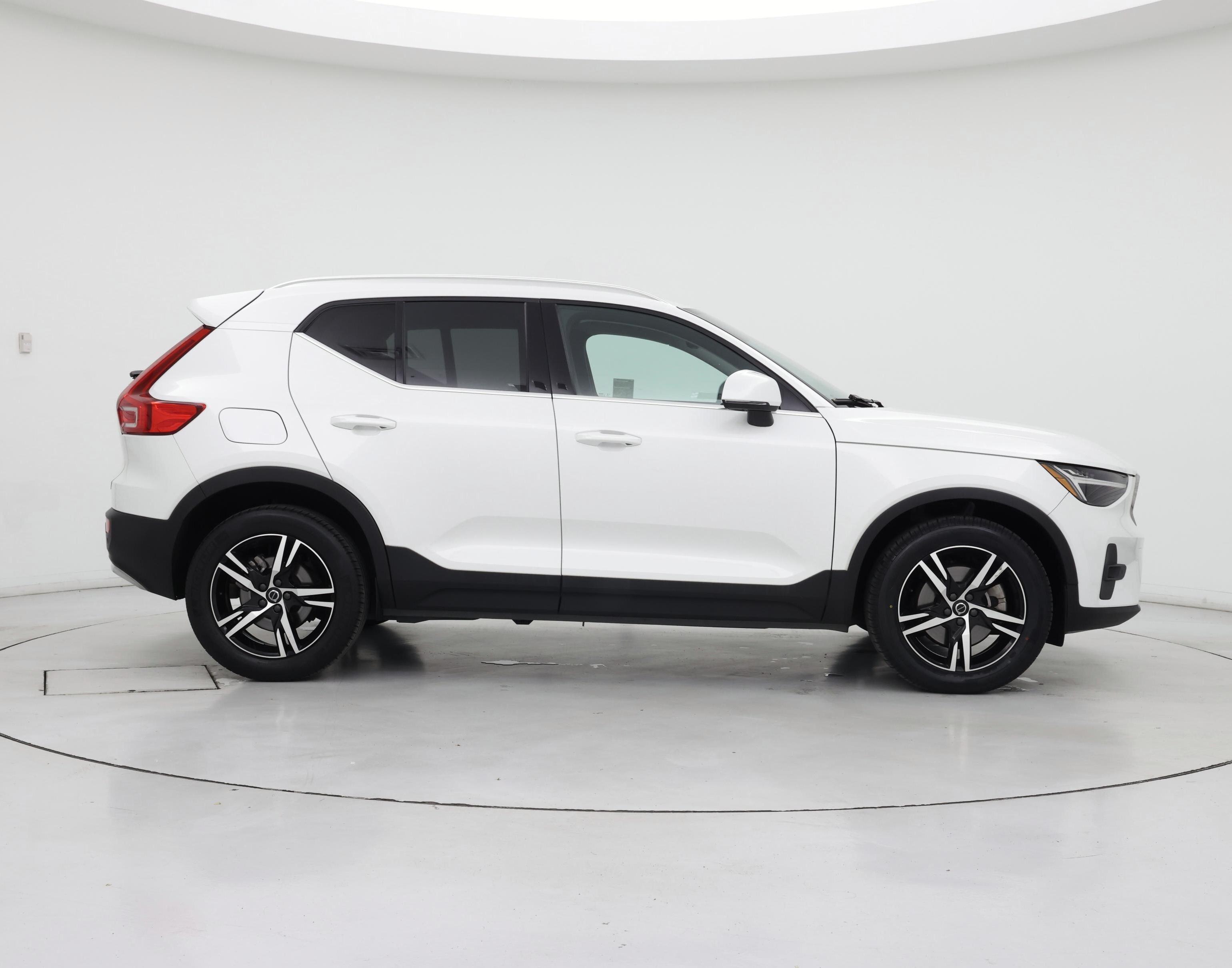 Thumbnail: 2023 Volvo XC40 - 7