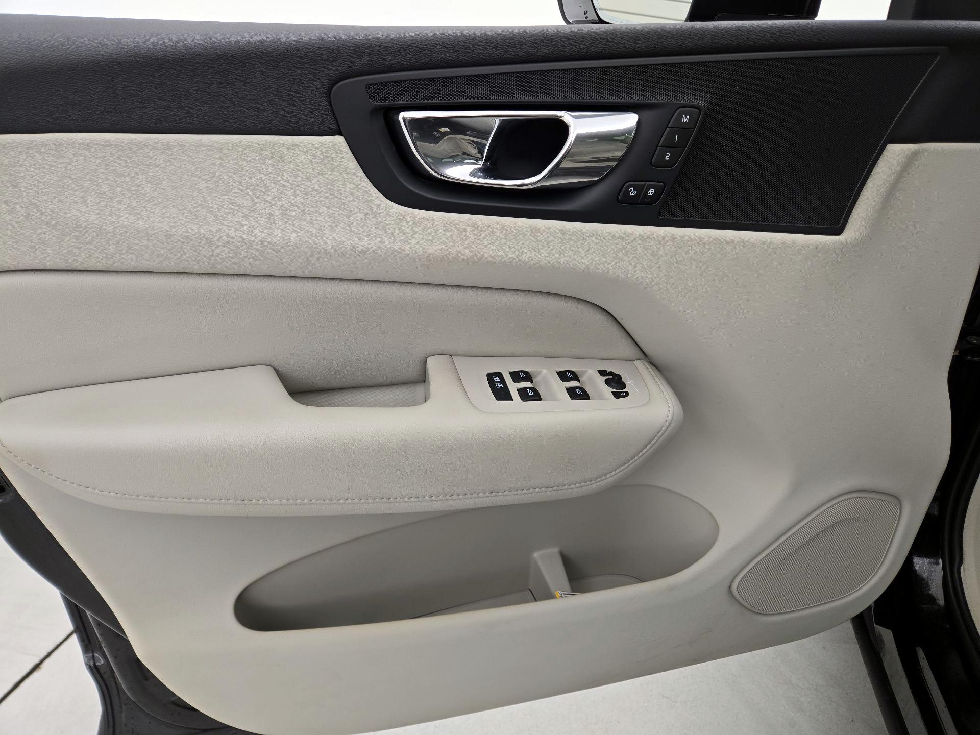 Thumbnail: 2018 Volvo XC60 - 12