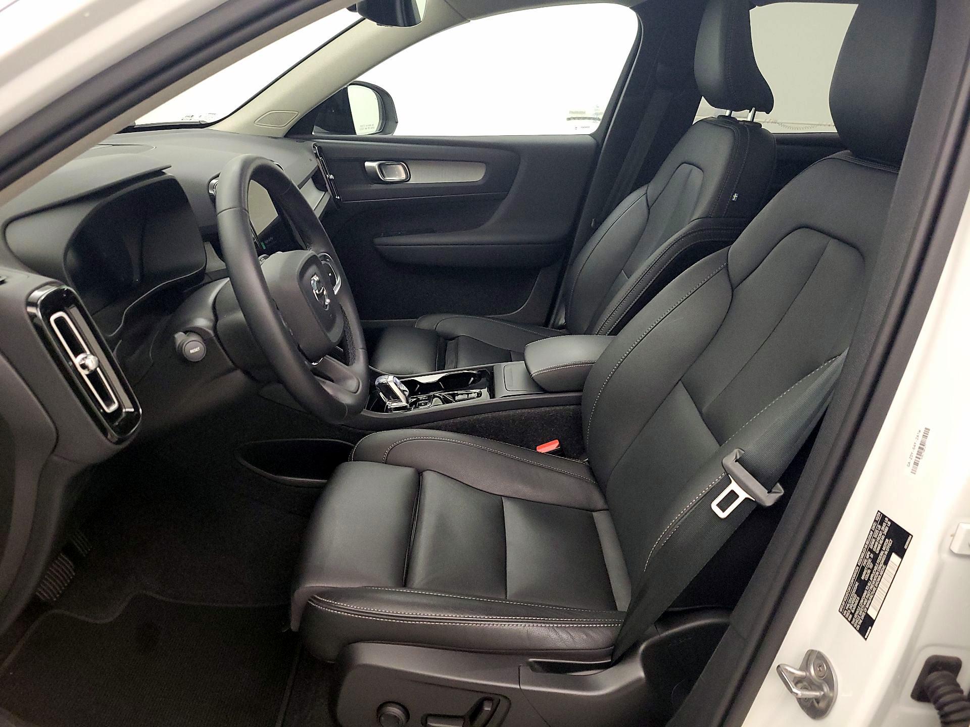 Thumbnail: 2025 Volvo XC40 - 11