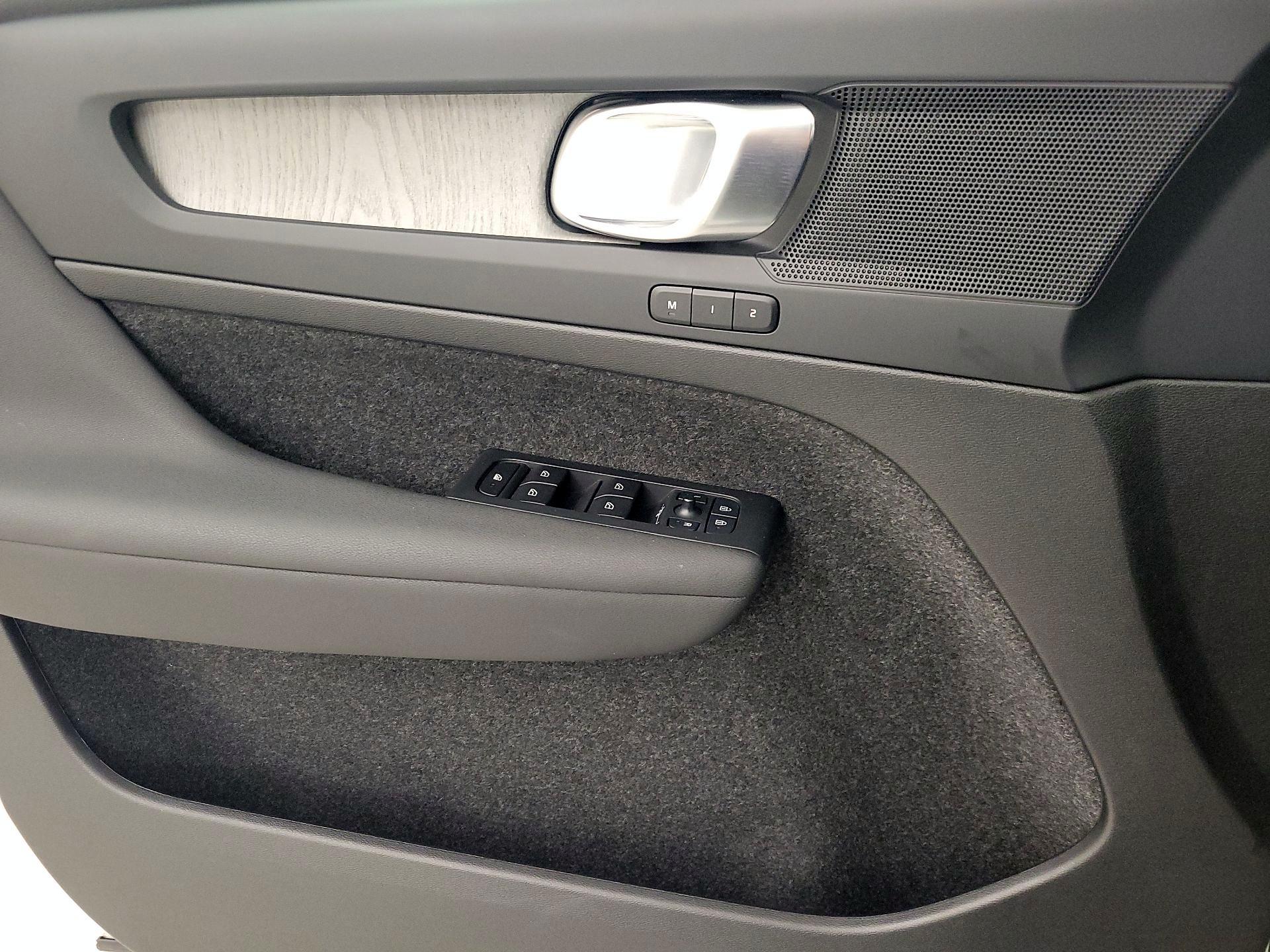 Thumbnail: 2025 Volvo XC40 - 12