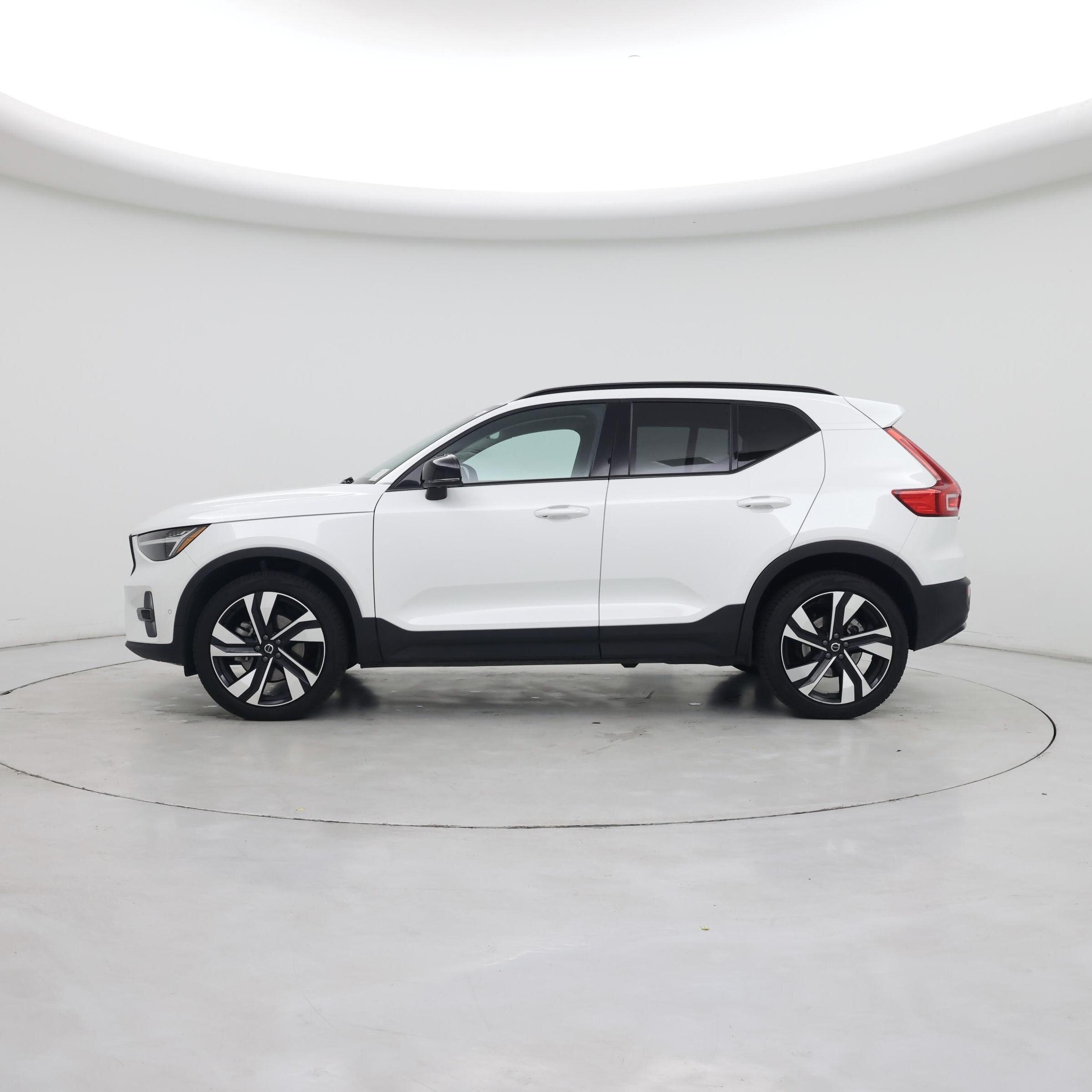 Thumbnail: 2025 Volvo XC40 - 3