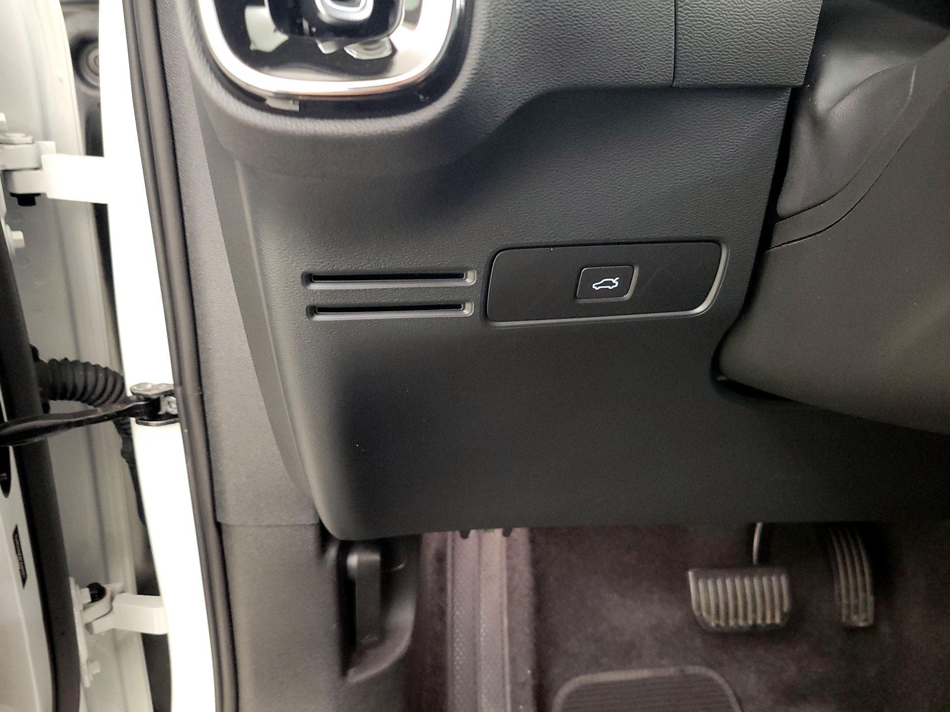 Thumbnail: 2023 Volvo C40 - 13