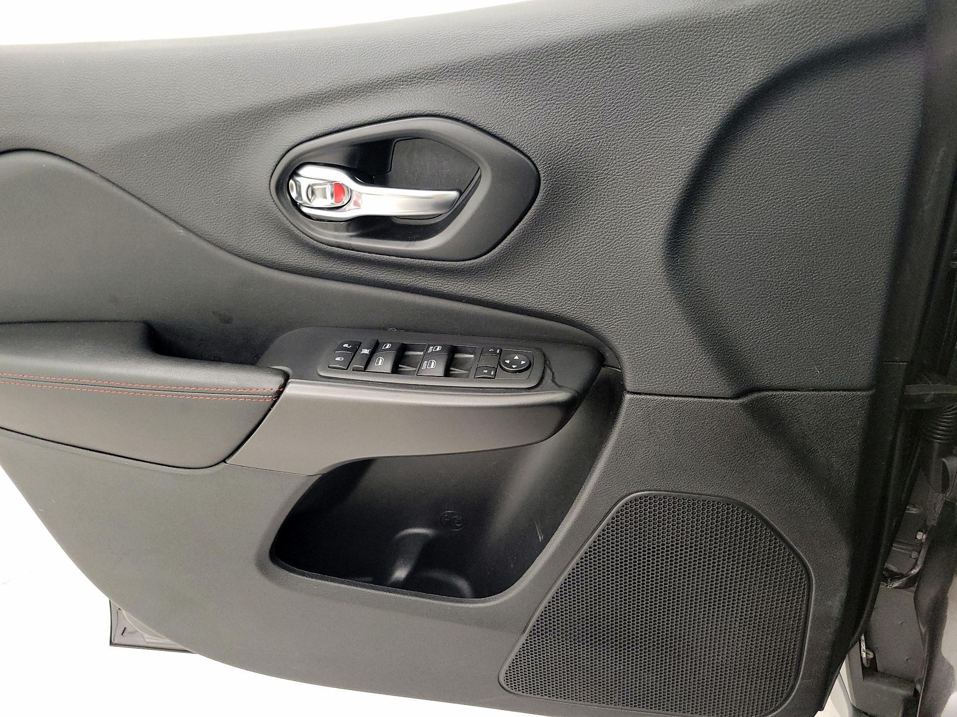 Thumbnail: 2022 Jeep Cherokee - 12