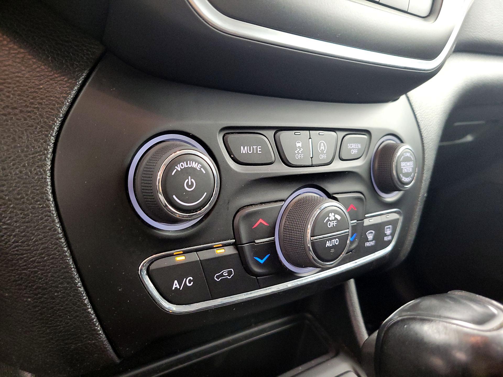 Thumbnail: 2022 Jeep Cherokee - 16