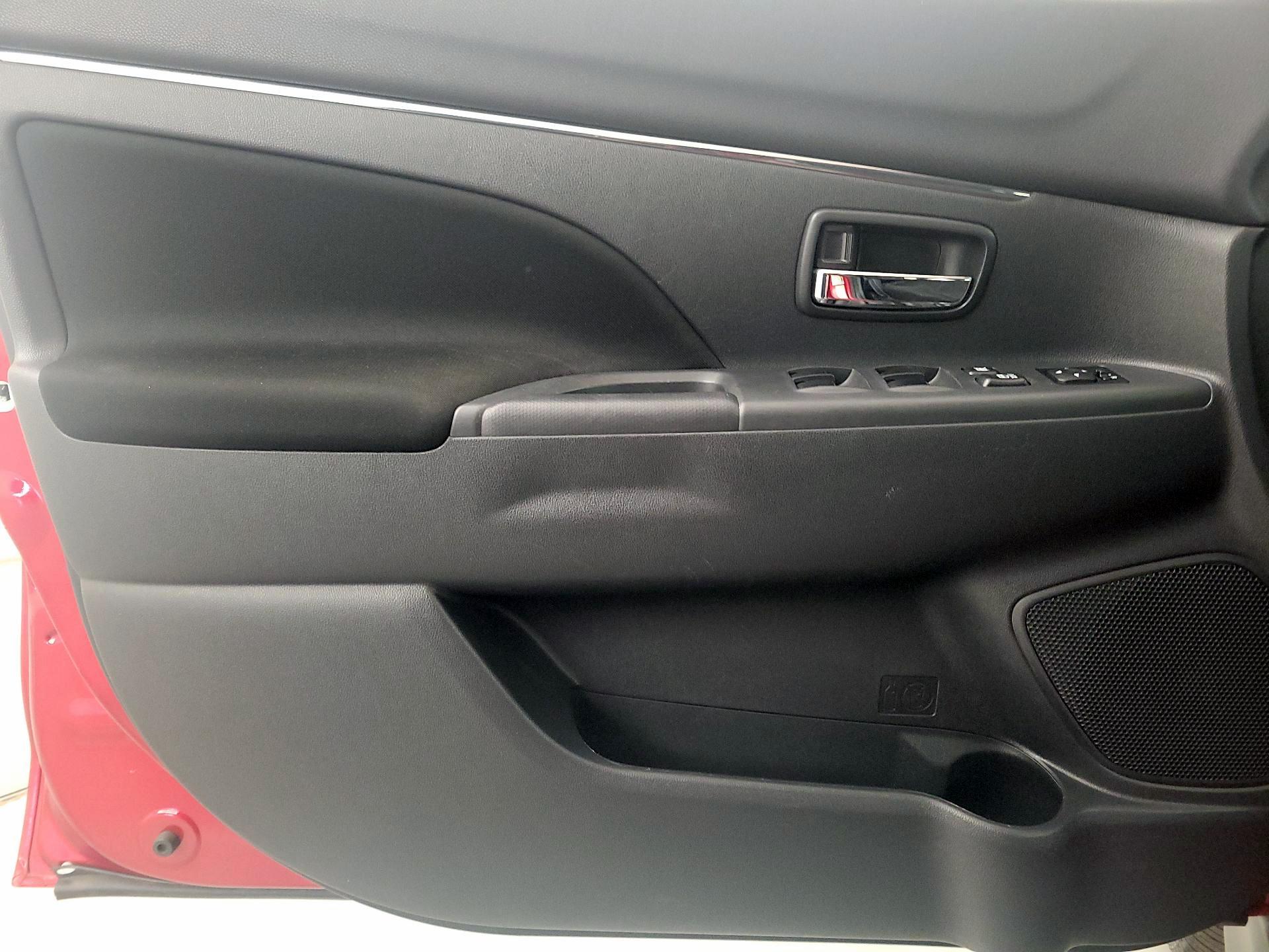 Thumbnail: 2023 Mitsubishi Outlander Sport - 12