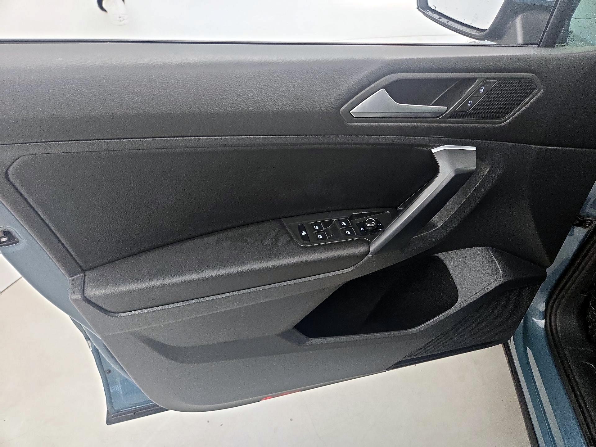 Thumbnail: 2021 Volkswagen Tiguan - 12