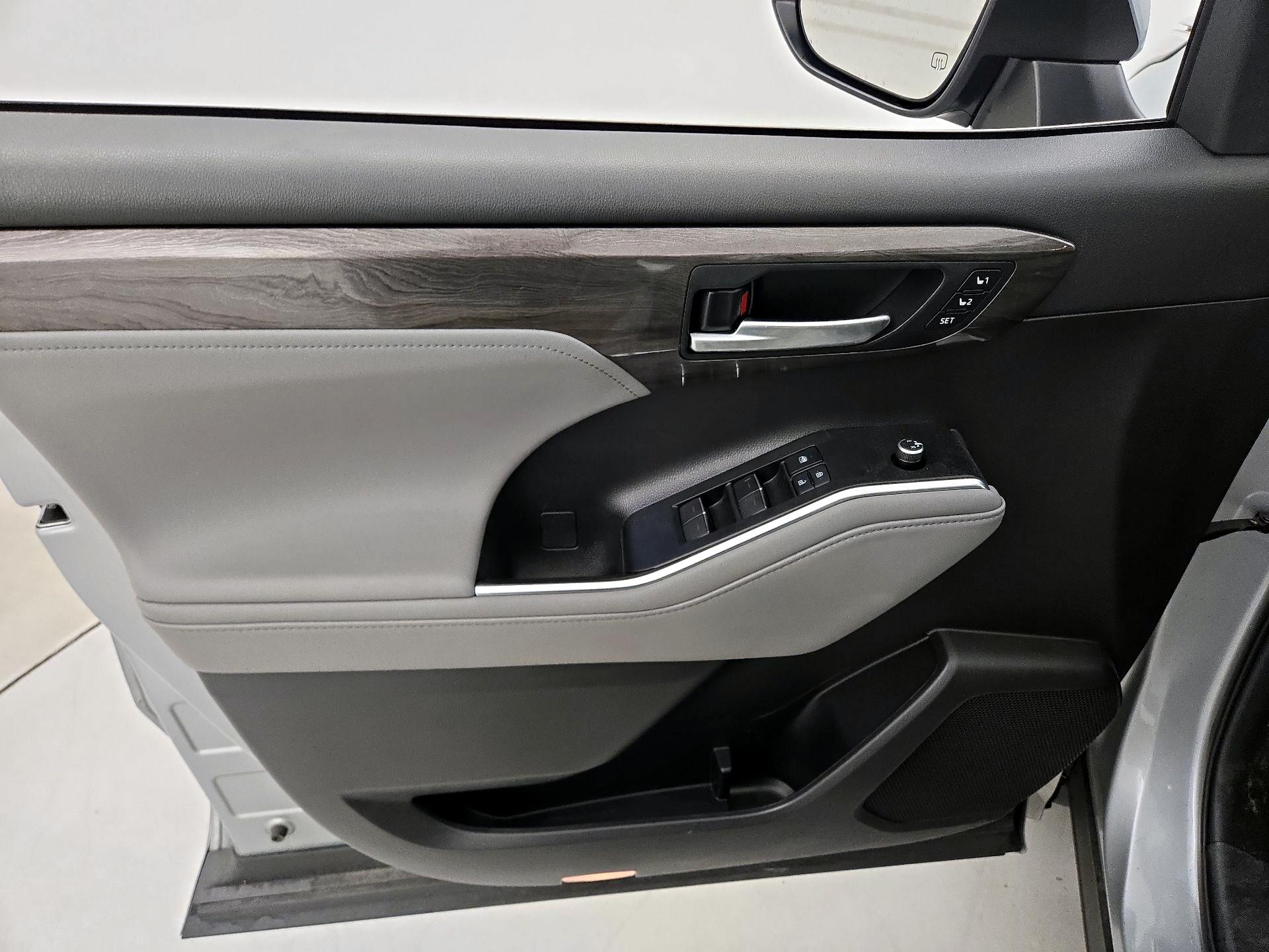 Thumbnail: 2020 Toyota Highlander - 11