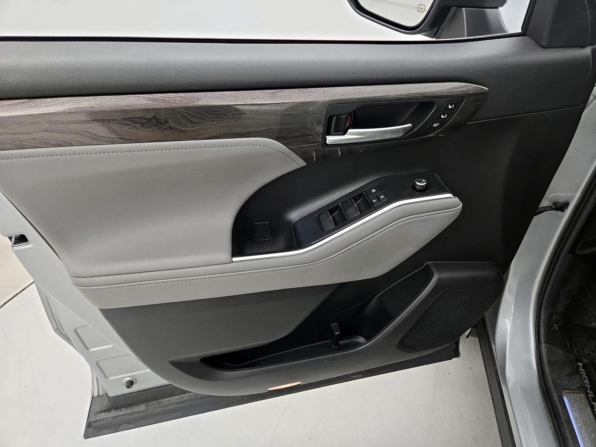 Thumbnail: 2020 Toyota Highlander - 12