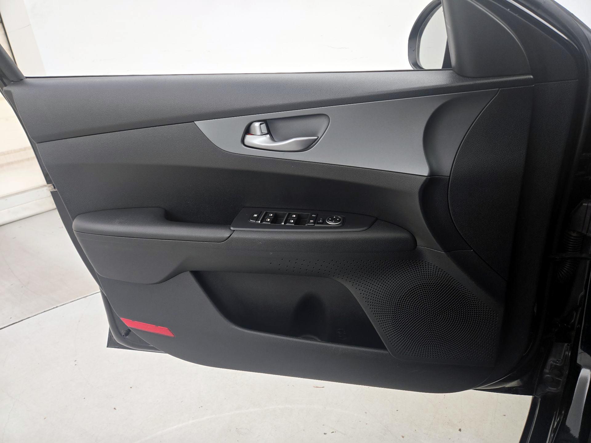 Thumbnail: 2020 Kia Forte - 12