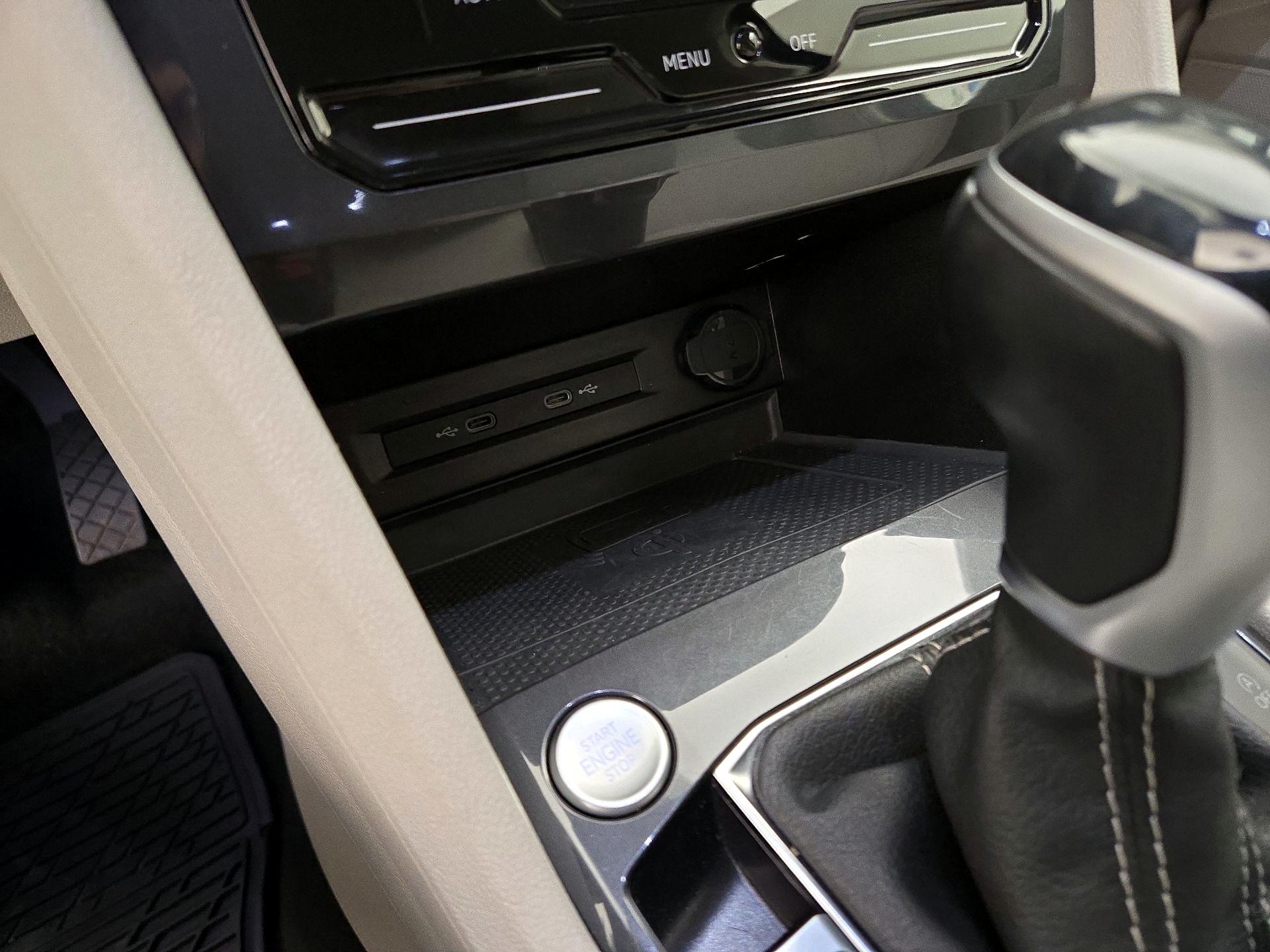 Thumbnail: 2022 Volkswagen Tiguan - 18