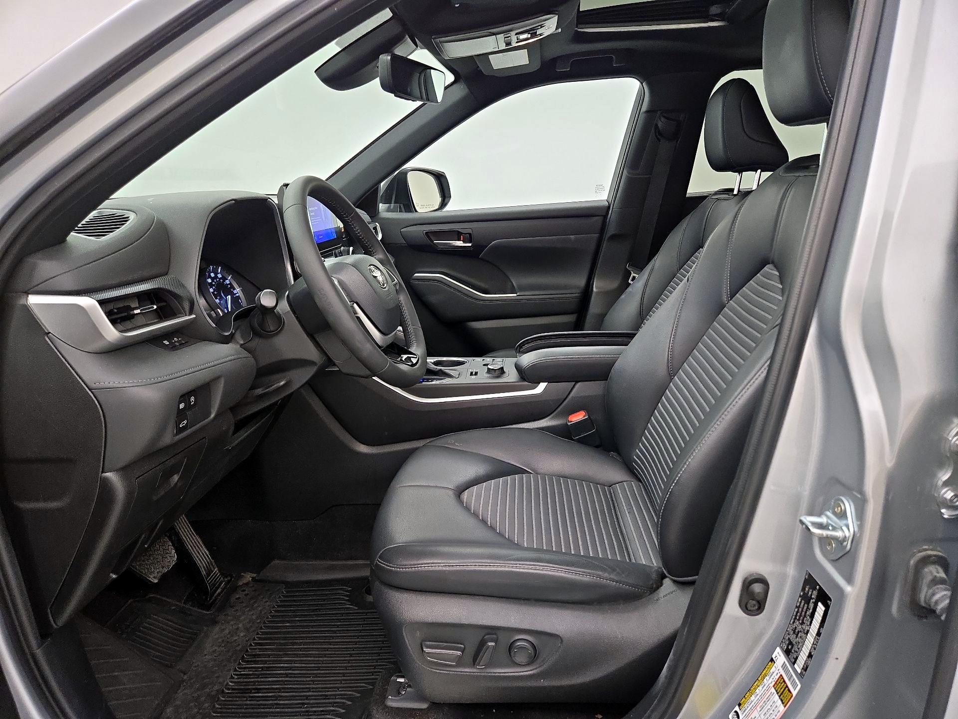 Thumbnail: 2023 Toyota Highlander - 11