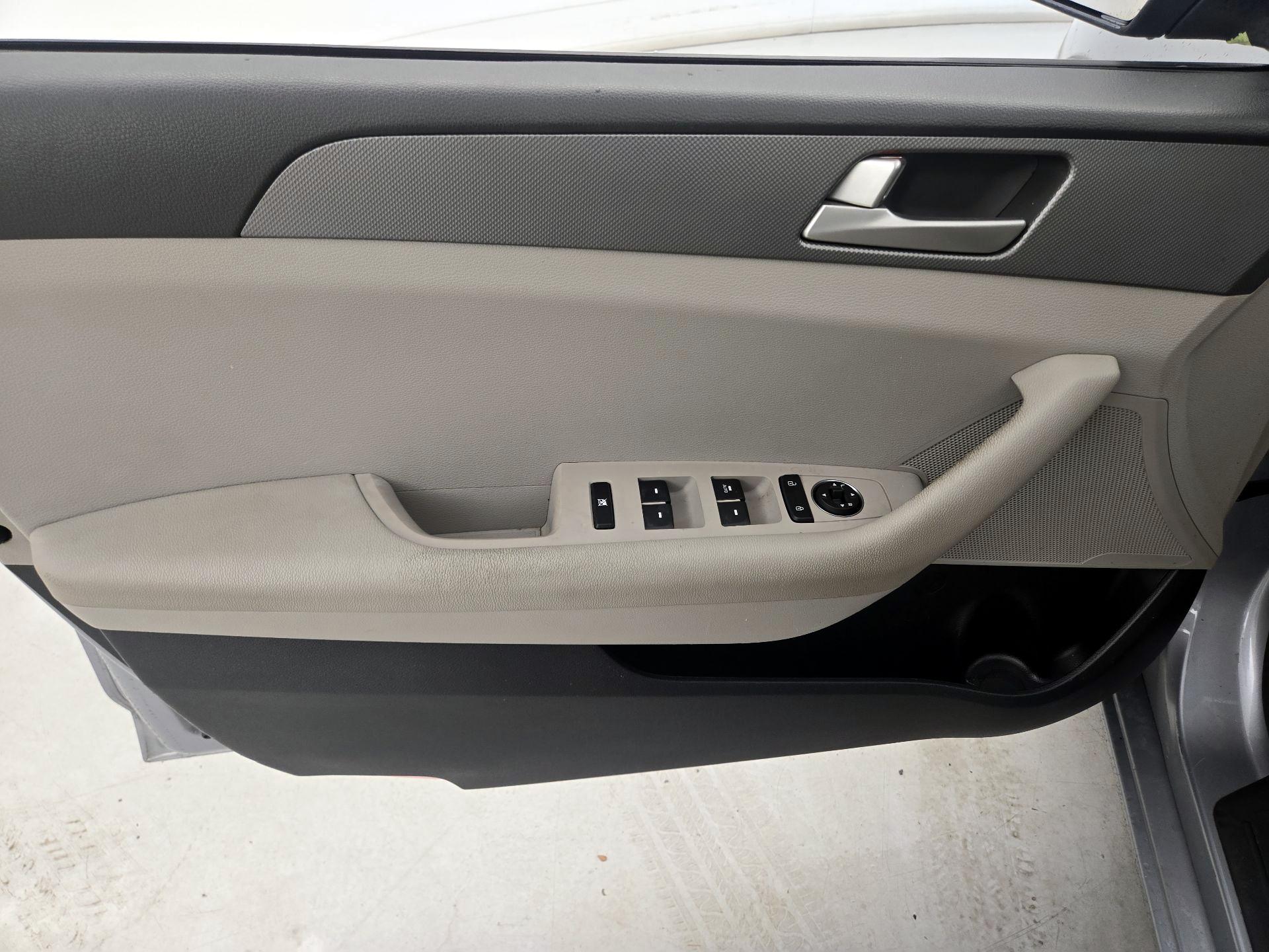 Thumbnail: 2016 Hyundai Sonata - 12