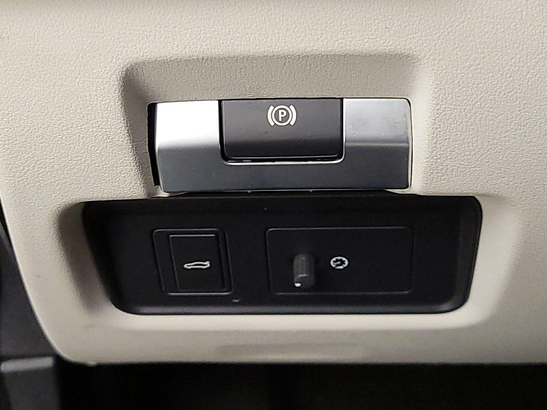 Thumbnail: 2020 Jaguar XE - 13