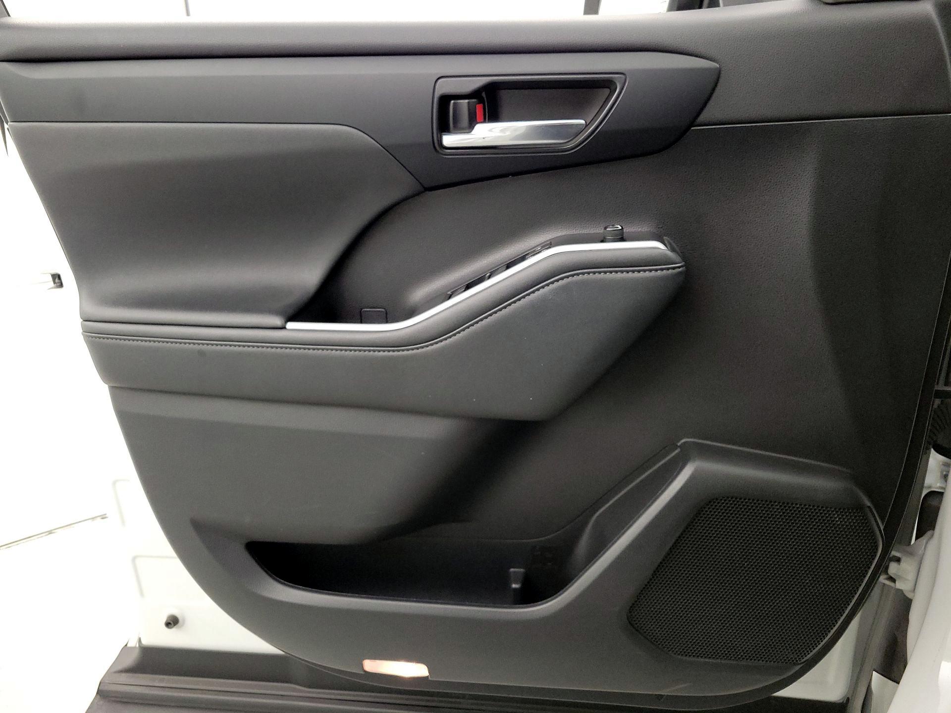 Thumbnail: 2023 Toyota Highlander - 12