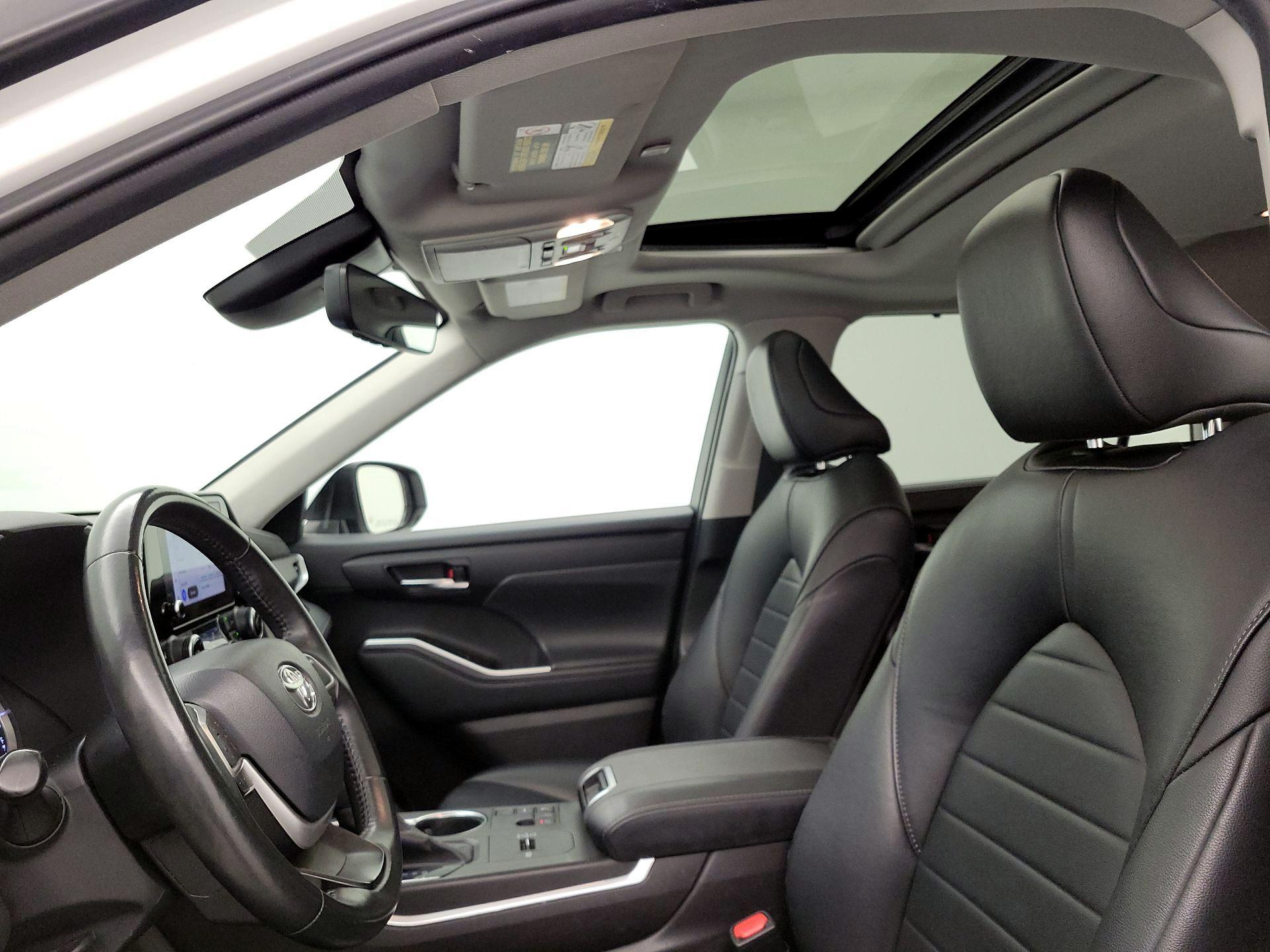 Thumbnail: 2023 Toyota Highlander - 19