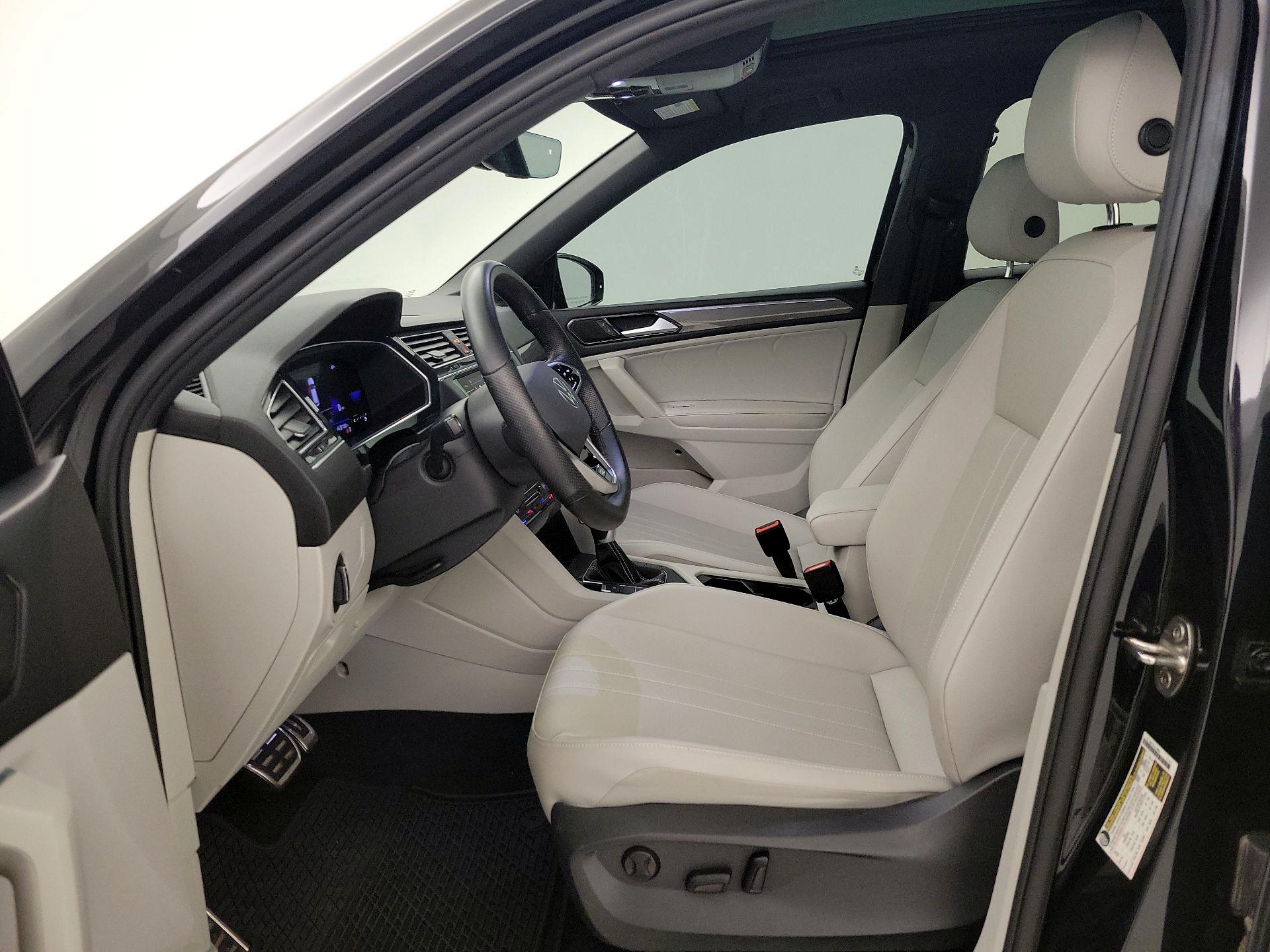 Thumbnail: 2023 Volkswagen Tiguan - 11