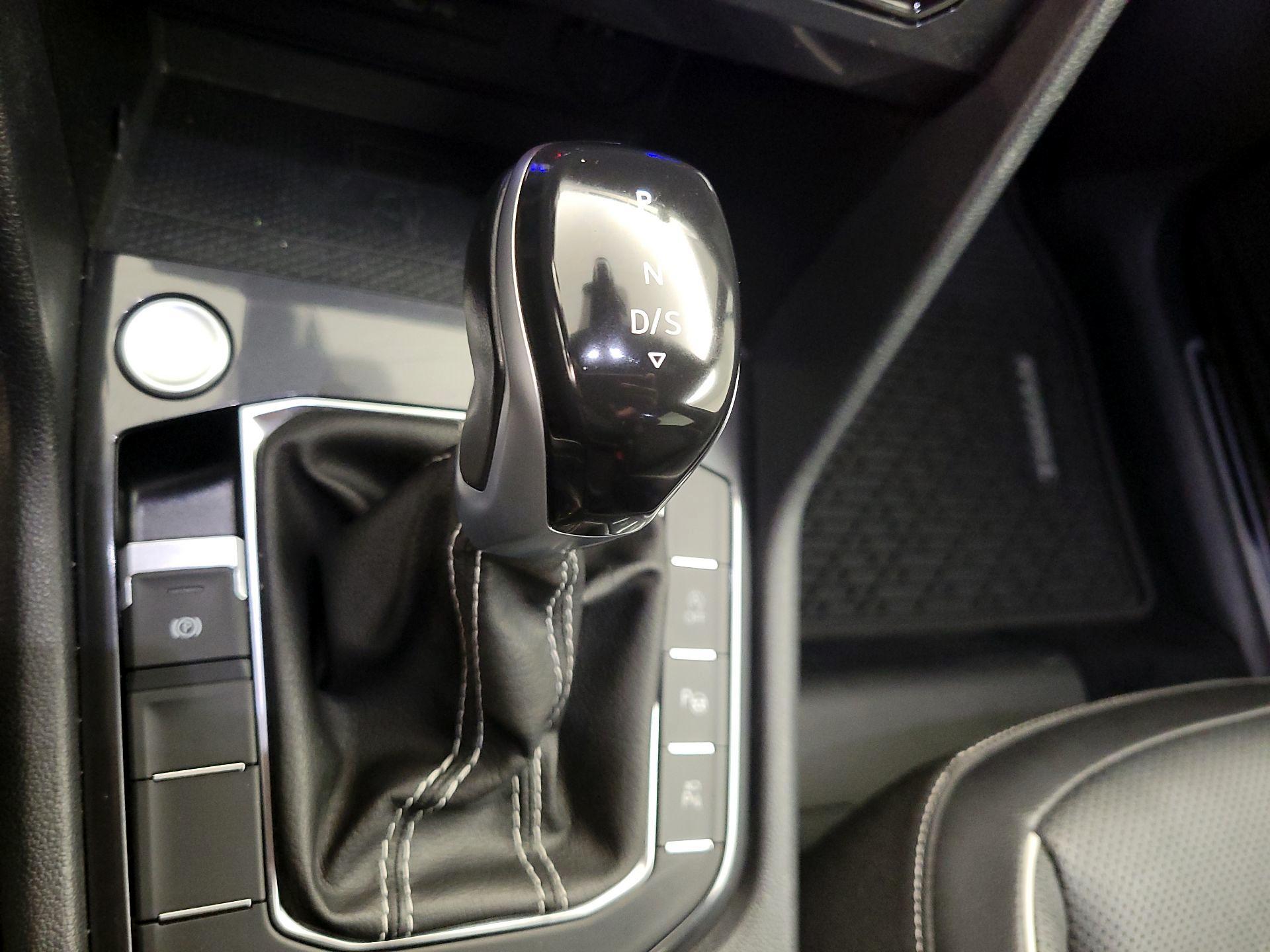 Thumbnail: 2022 Volkswagen Tiguan - 17