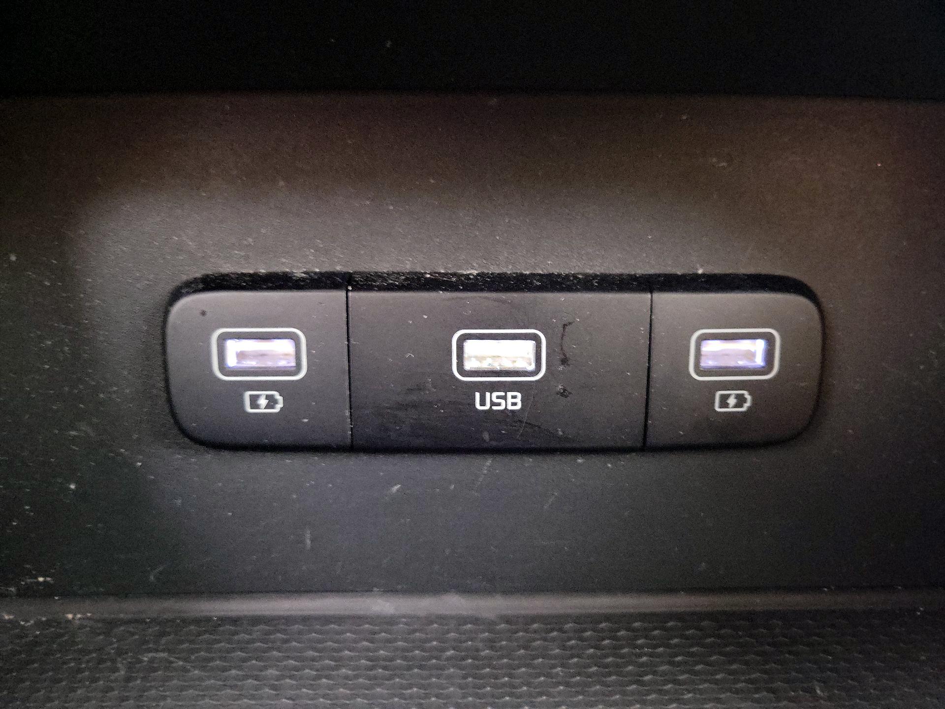 Thumbnail: 2023 Kia Carnival - 18