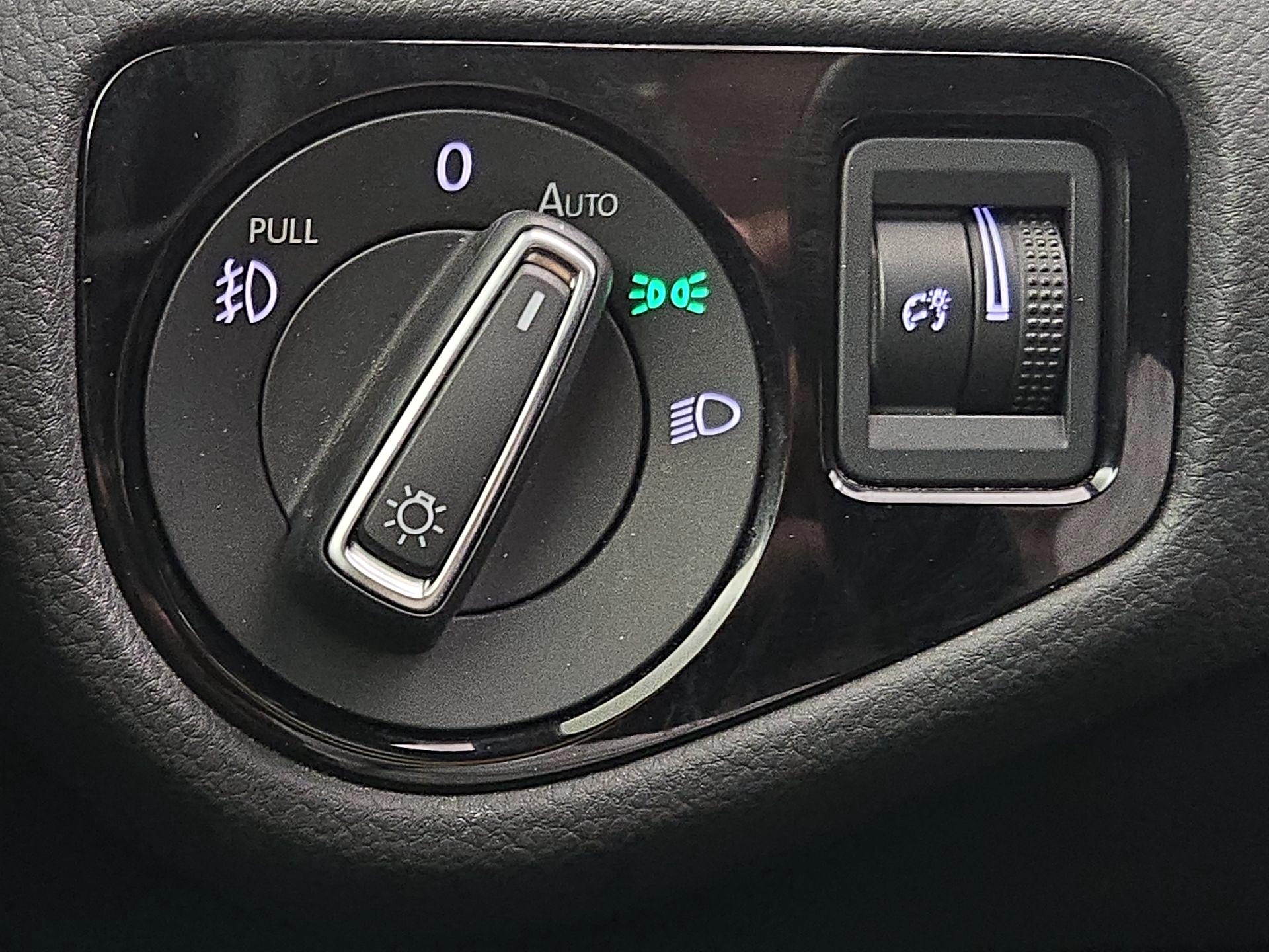 Thumbnail: 2019 Volkswagen Golf - 13