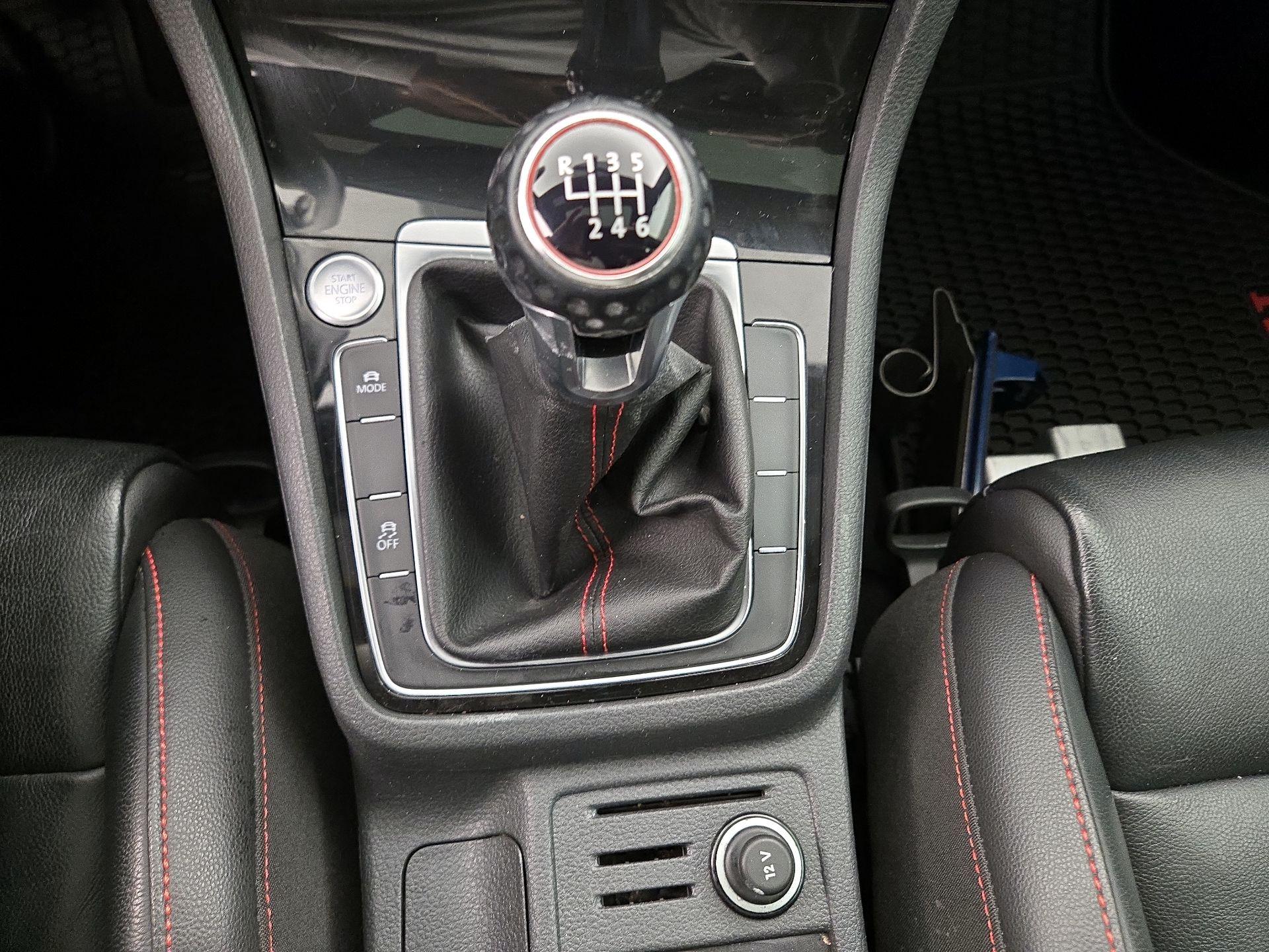 Thumbnail: 2019 Volkswagen Golf - 17