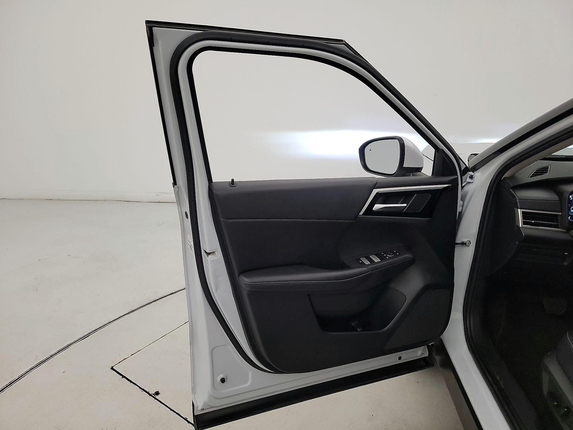 Thumbnail: 2023 Mitsubishi Outlander - 12