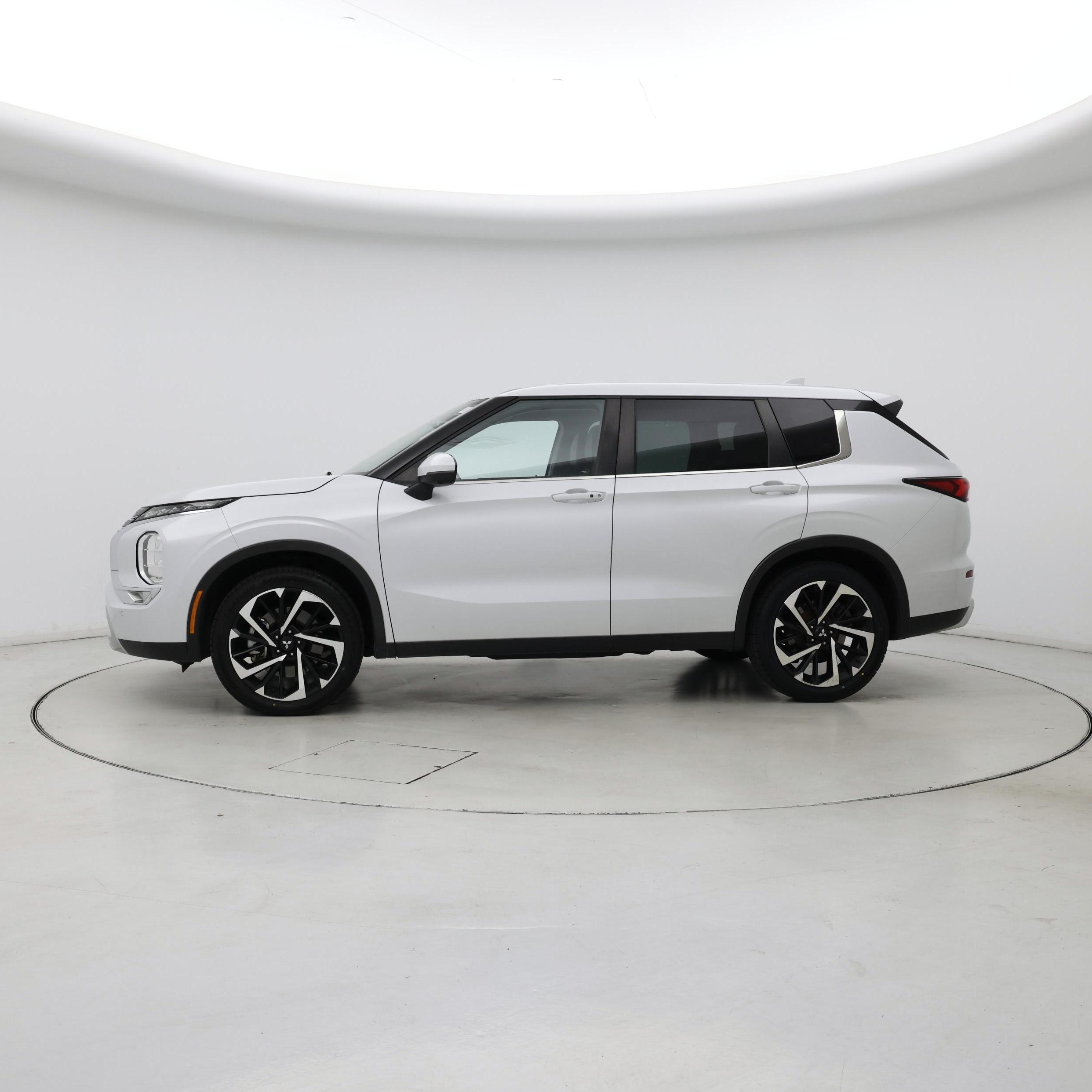 Thumbnail: 2023 Mitsubishi Outlander - 3