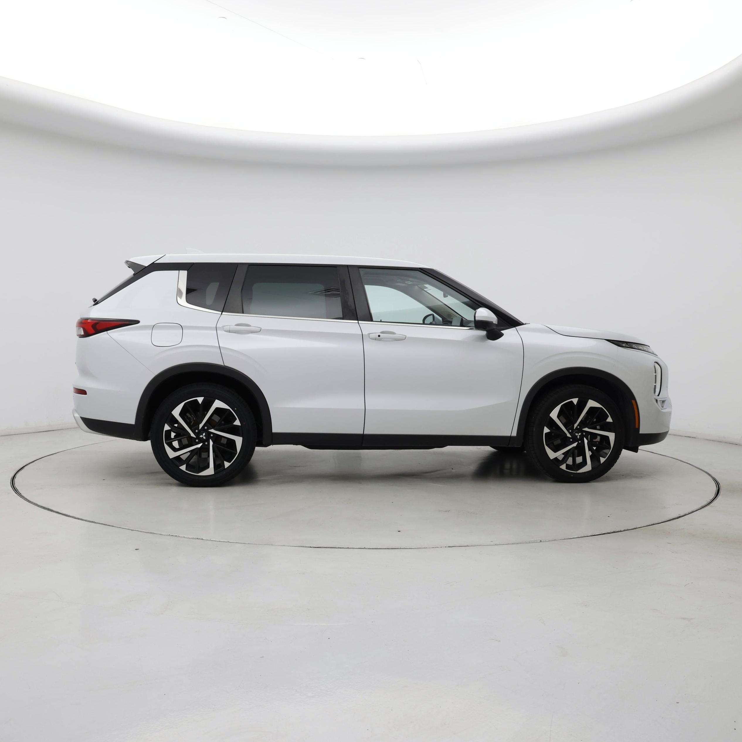 Thumbnail: 2023 Mitsubishi Outlander - 7