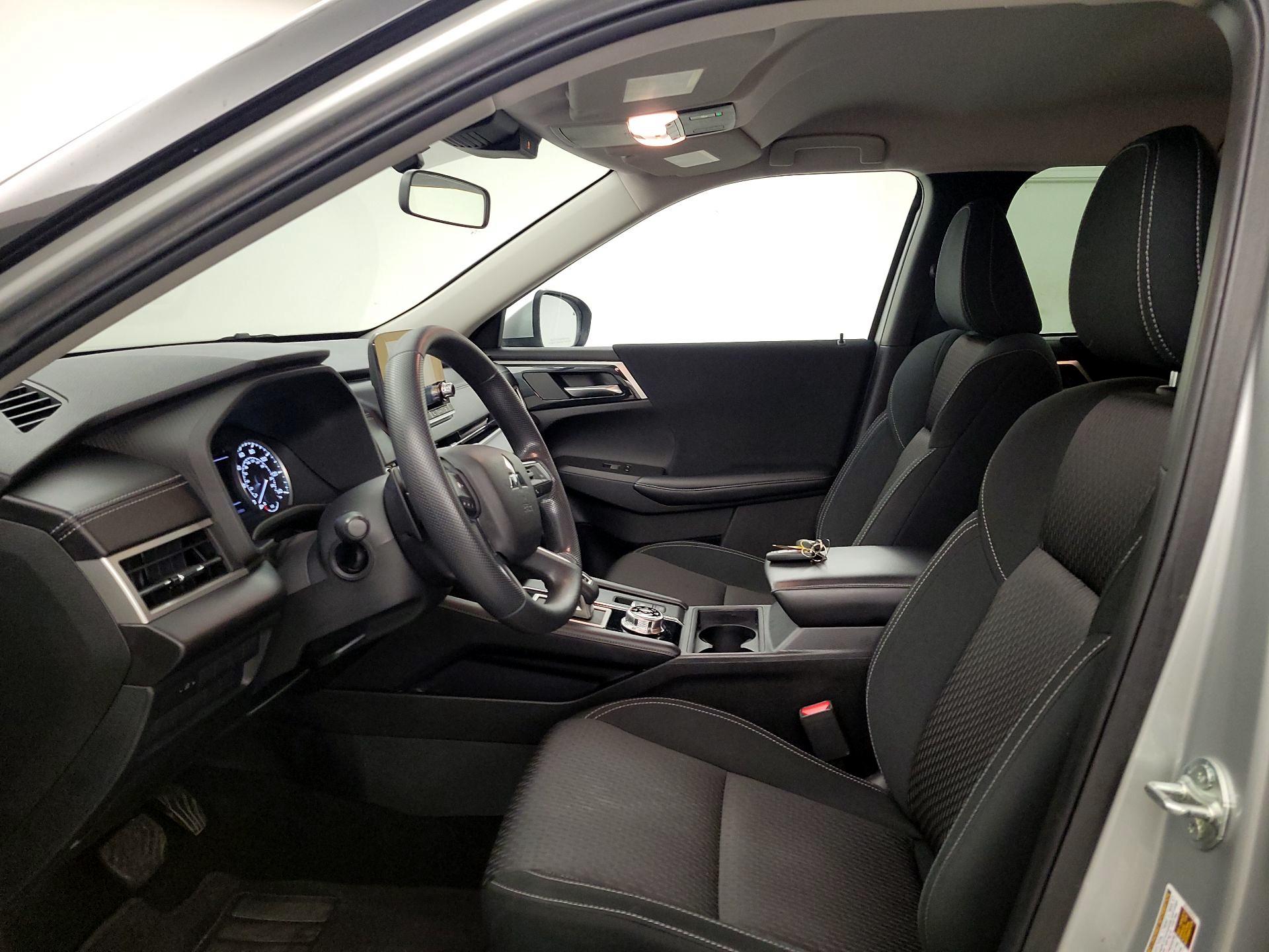 Thumbnail: 2022 Mitsubishi Outlander - 11