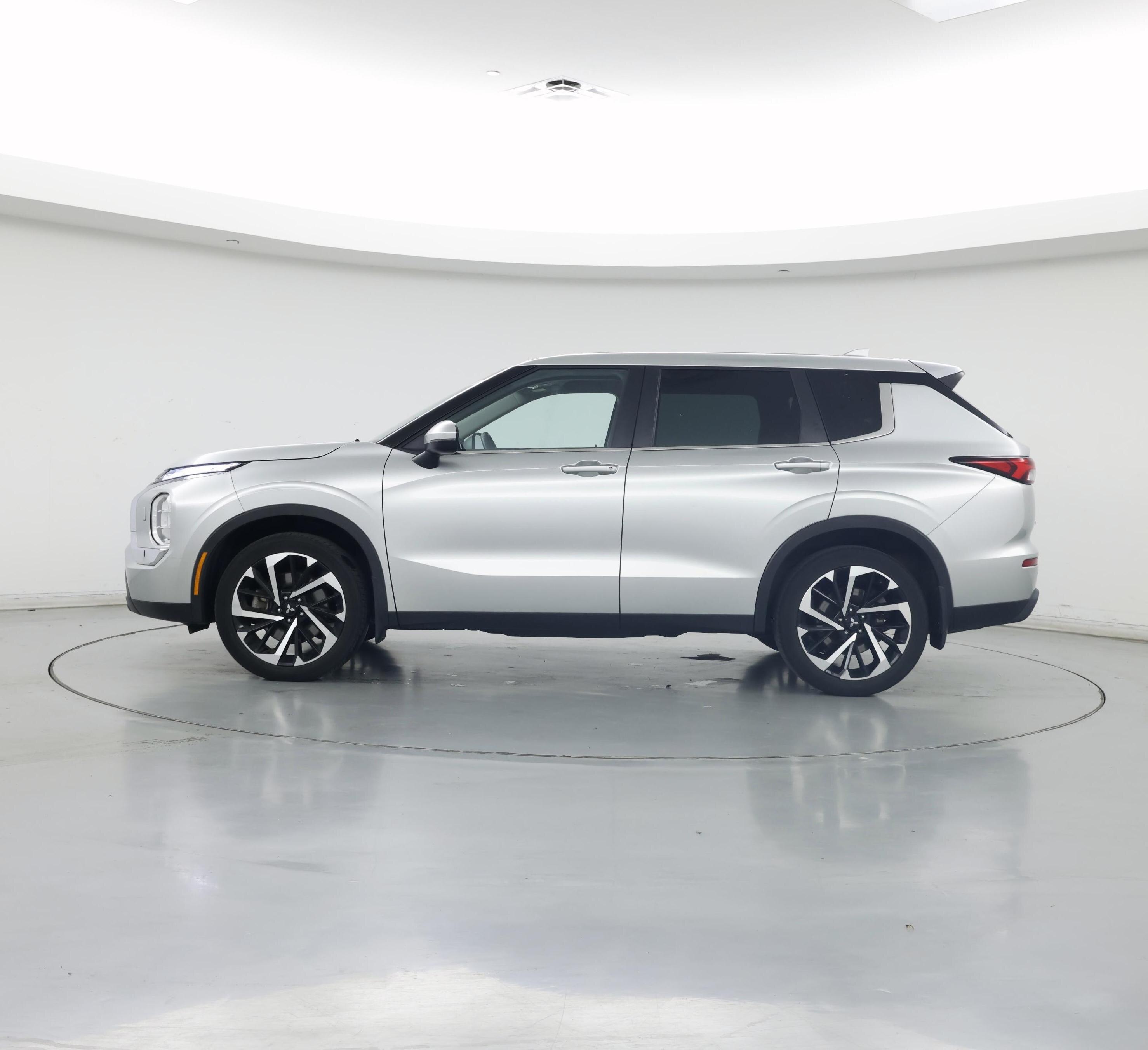 Thumbnail: 2022 Mitsubishi Outlander - 3