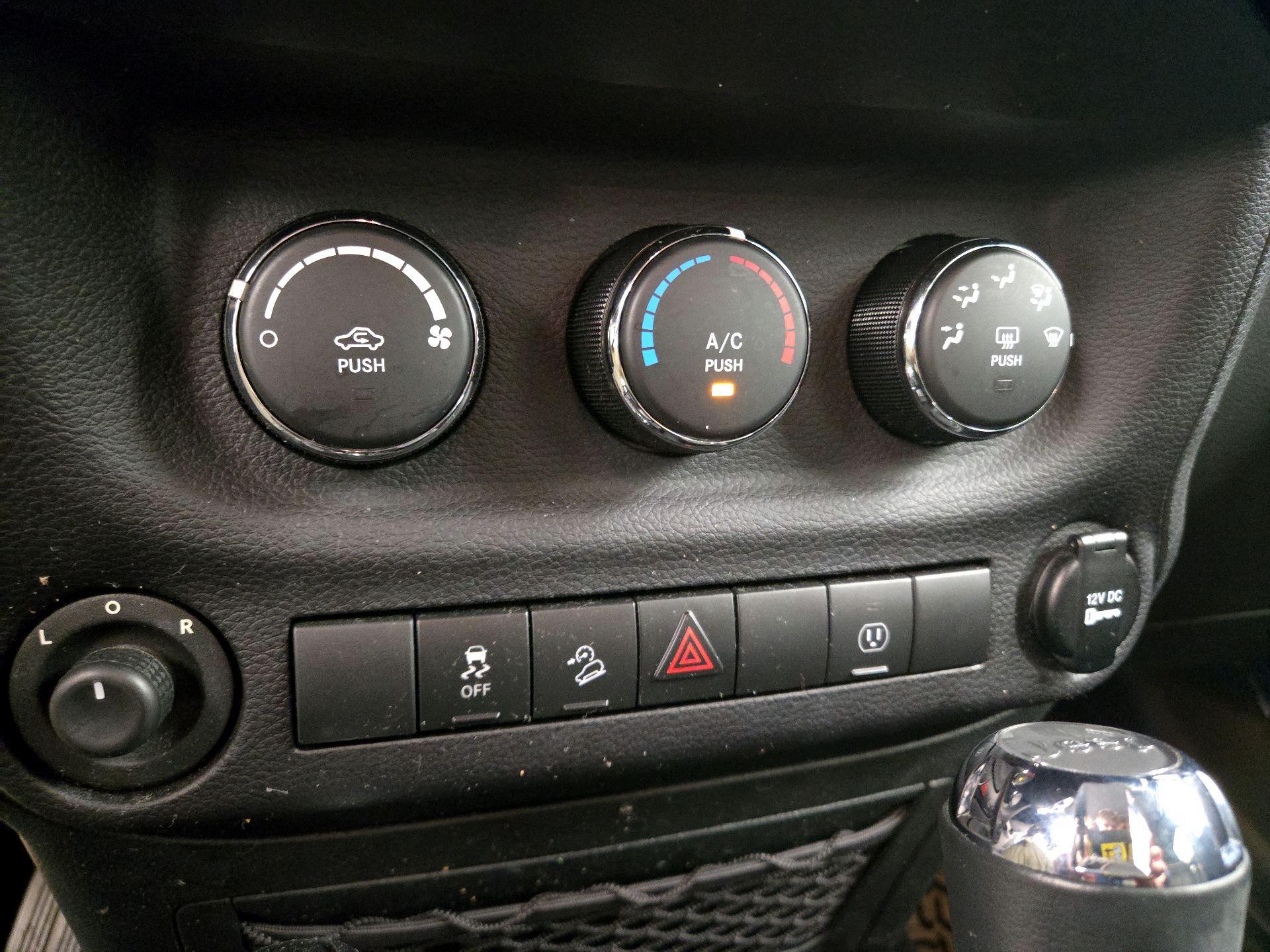 Thumbnail: 2015 Jeep Wrangler - 14