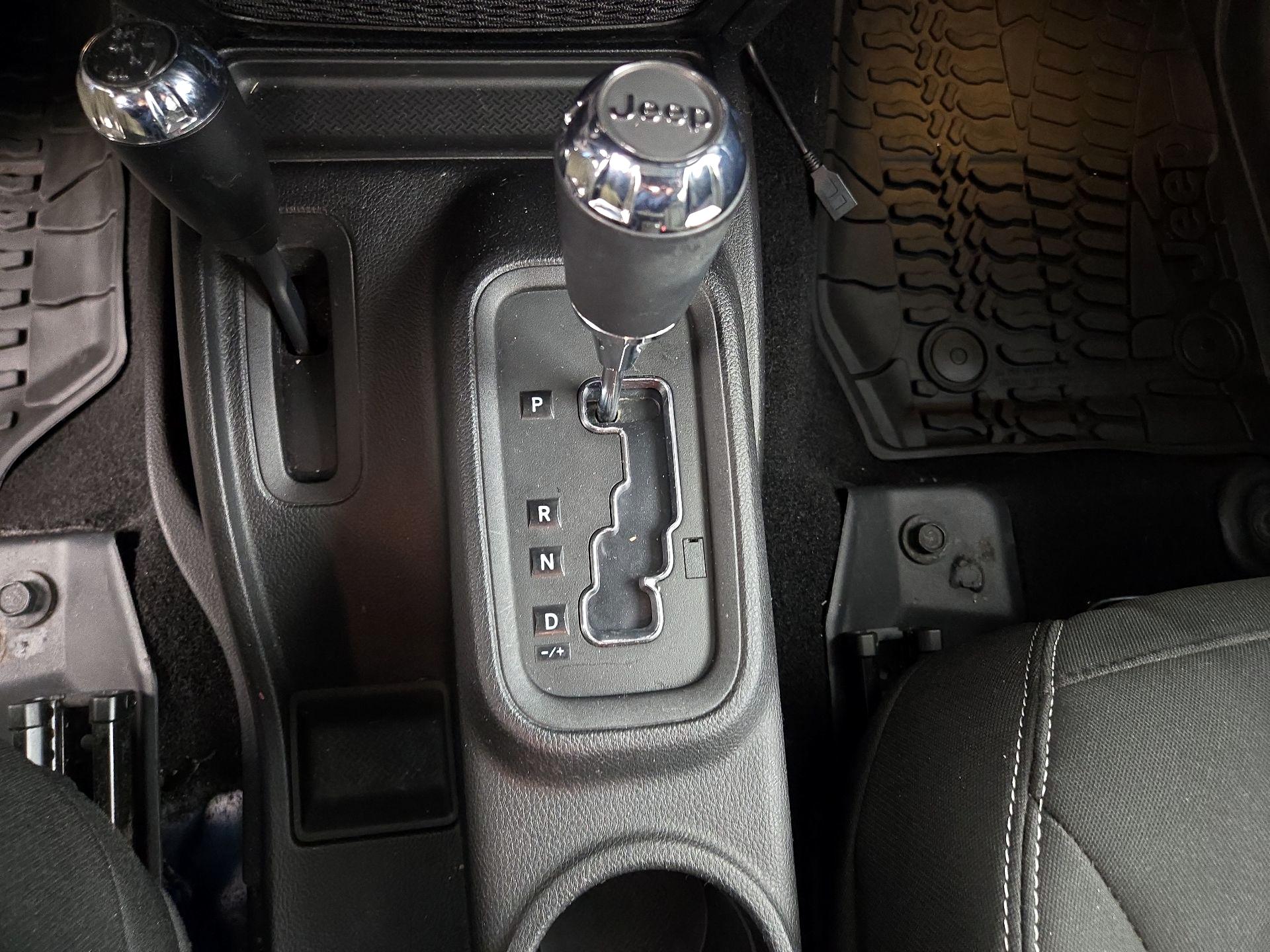 Thumbnail: 2015 Jeep Wrangler - 15