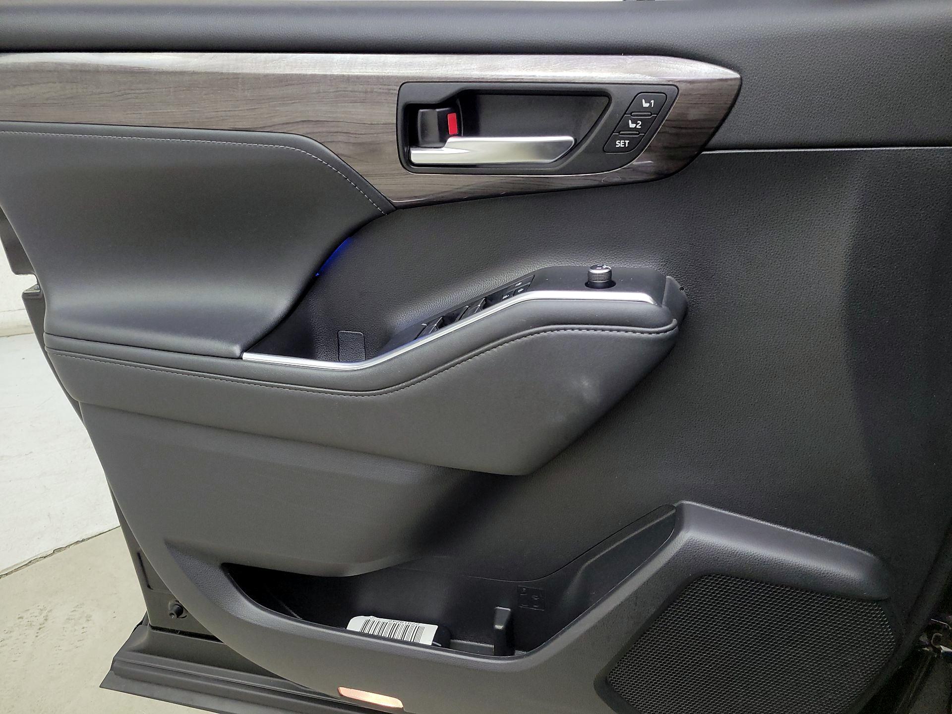 Thumbnail: 2021 Toyota Highlander - 12