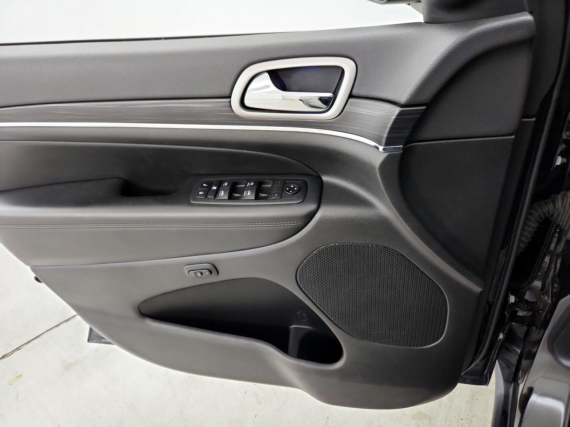 Thumbnail: 2020 Jeep Grand Cherokee - 12