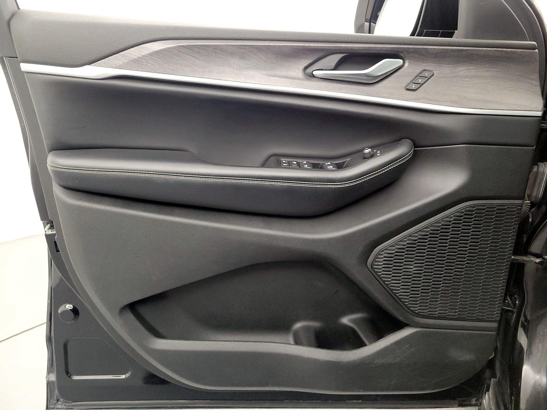 Thumbnail: 2023 Jeep Grand Cherokee - 12