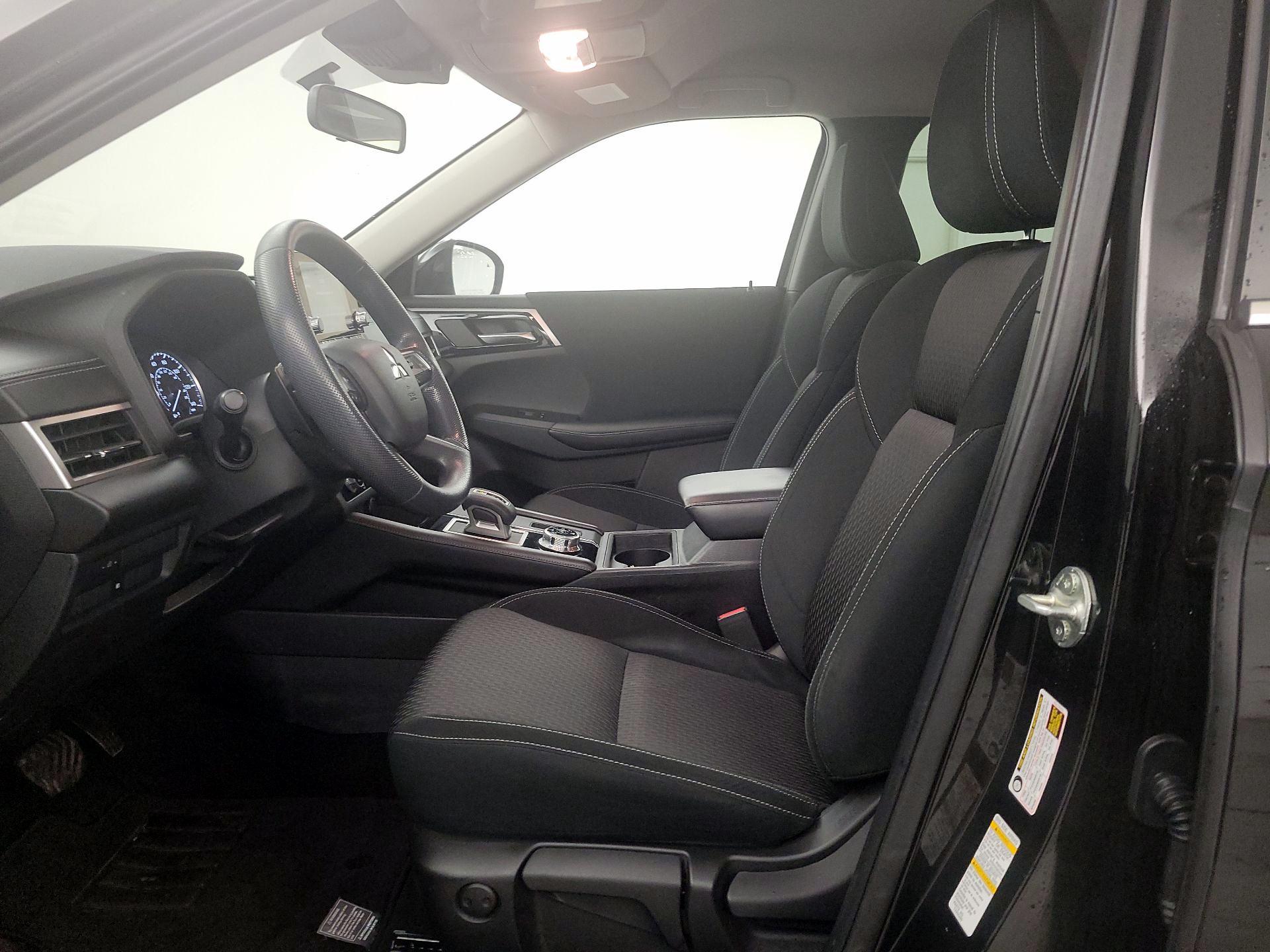 Thumbnail: 2022 Mitsubishi Outlander - 11