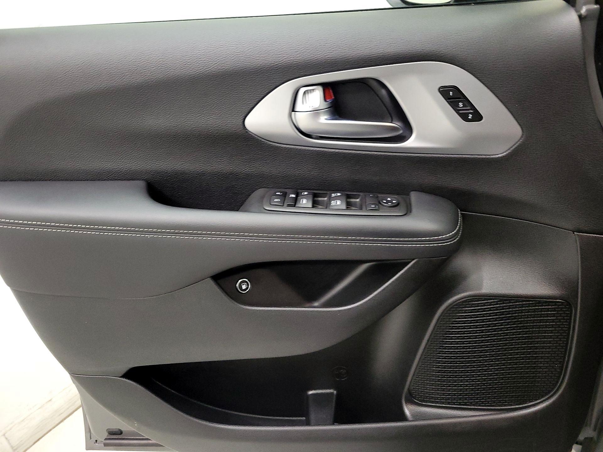 Thumbnail: 2023 Chrysler Pacifica - 12