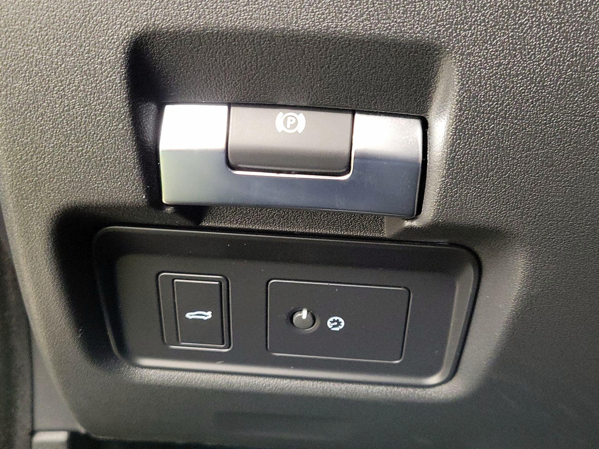 Thumbnail: 2020 Jaguar XE - 13