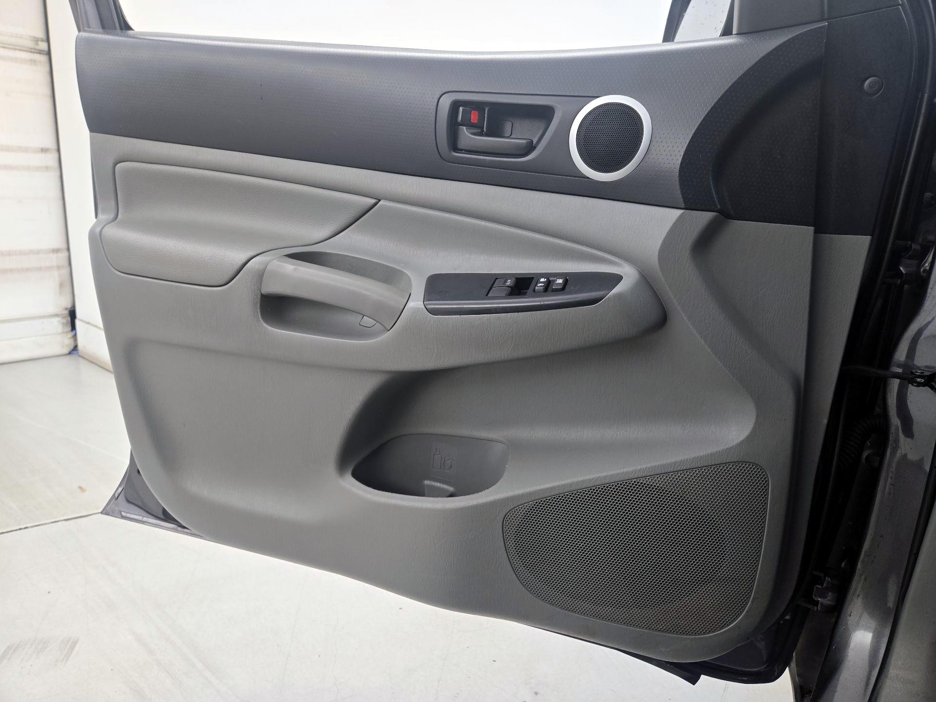 Thumbnail: 2015 Toyota Tacoma - 12