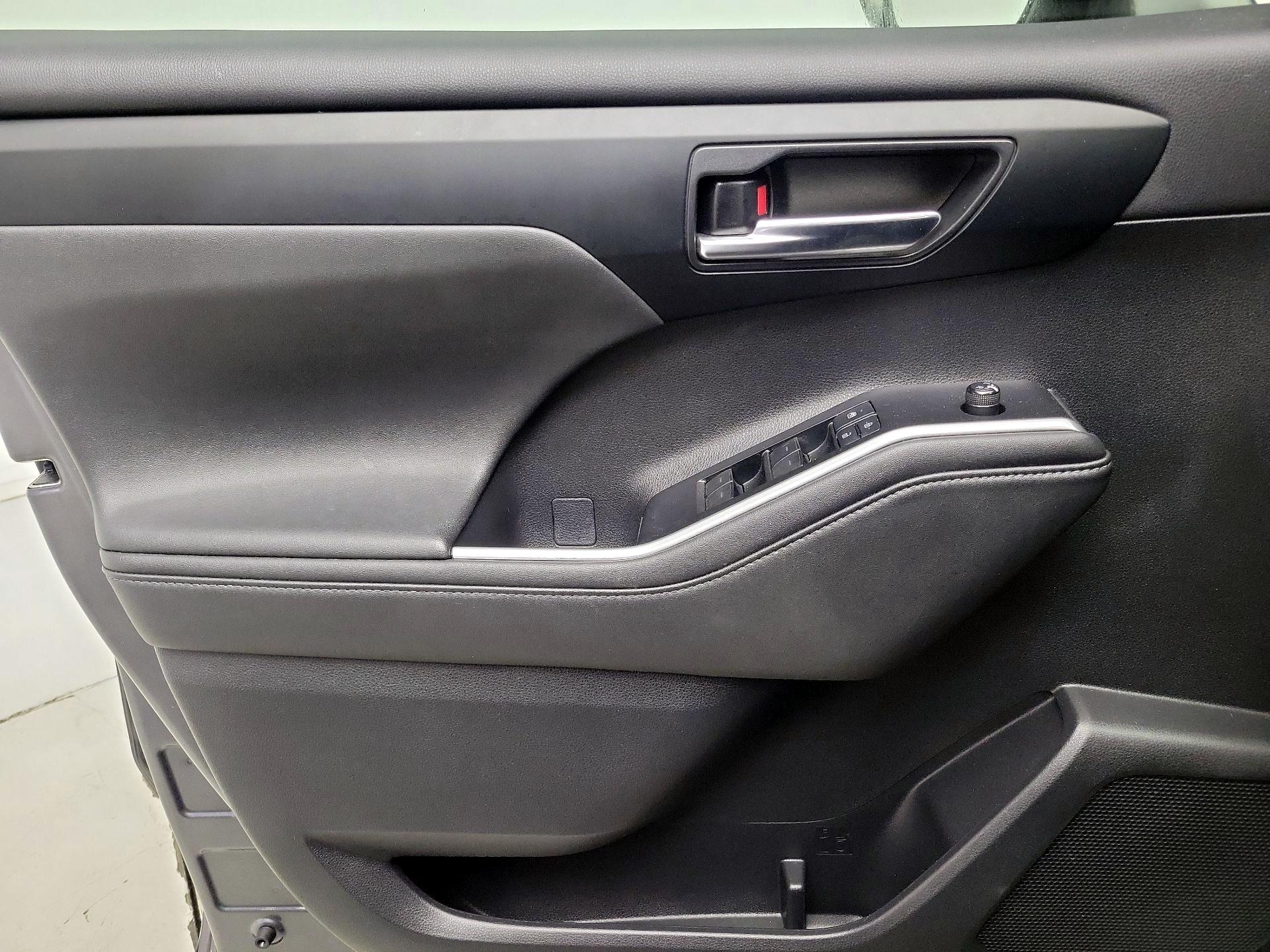 Thumbnail: 2020 Toyota Highlander - 12