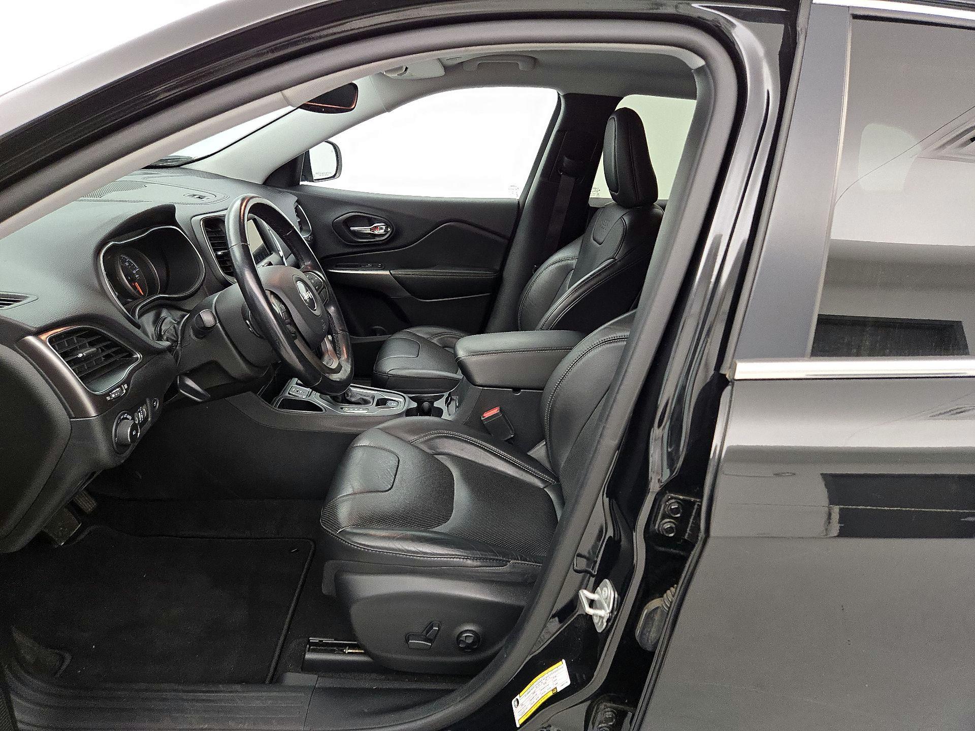 Thumbnail: 2020 Jeep Cherokee - 11