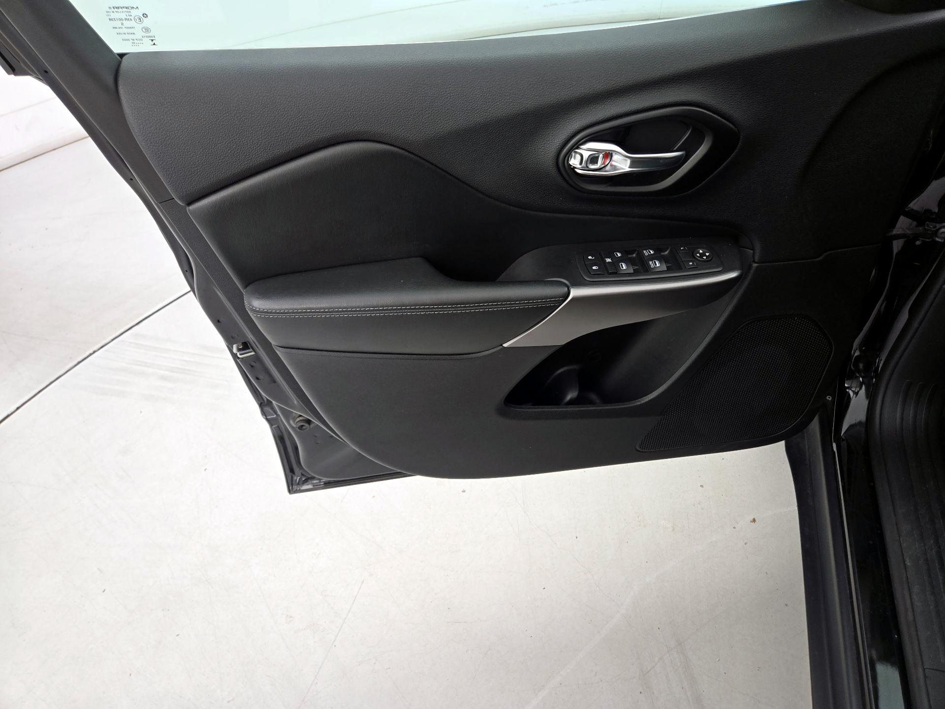 Thumbnail: 2020 Jeep Cherokee - 12