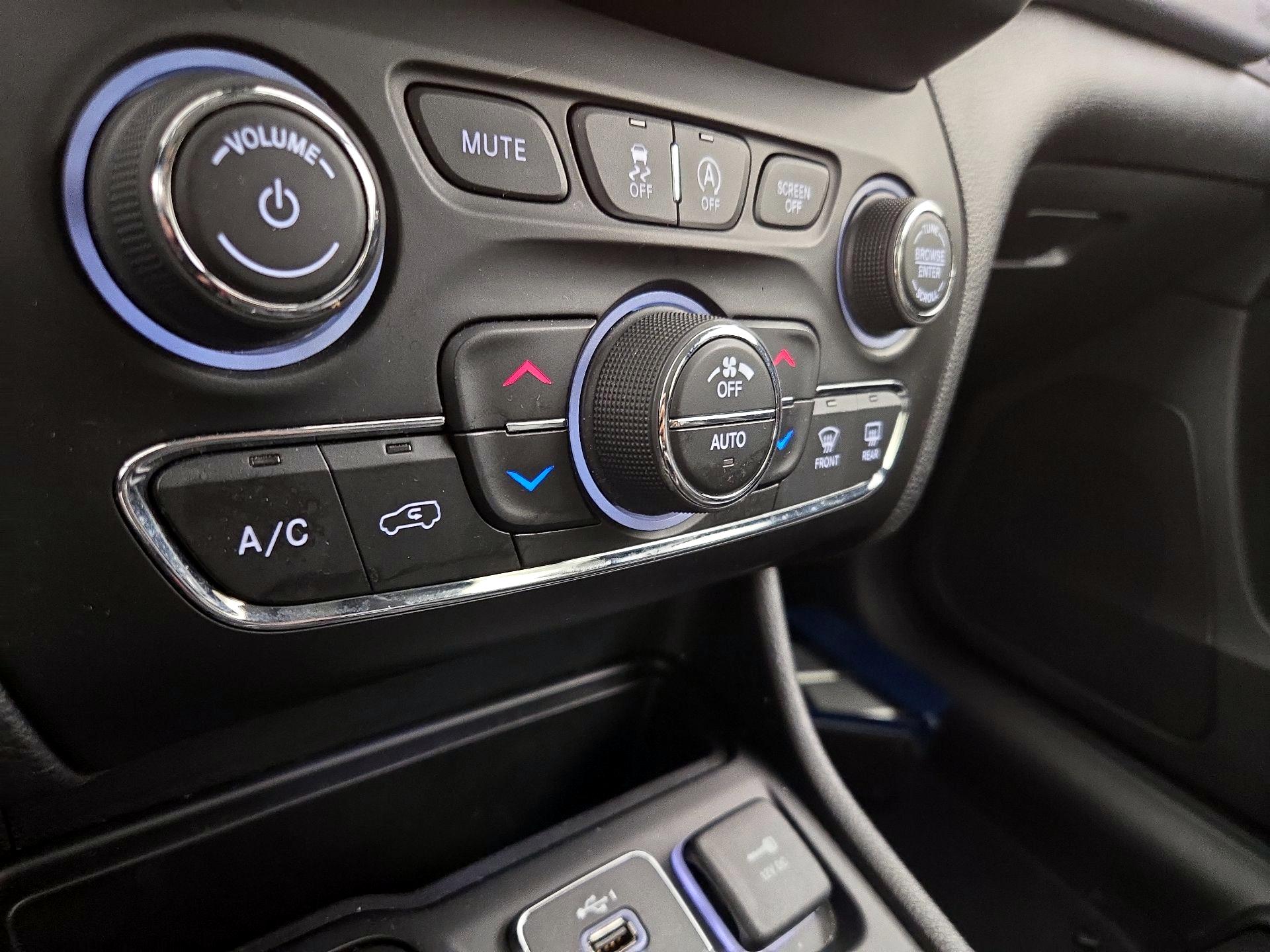 Thumbnail: 2020 Jeep Cherokee - 16