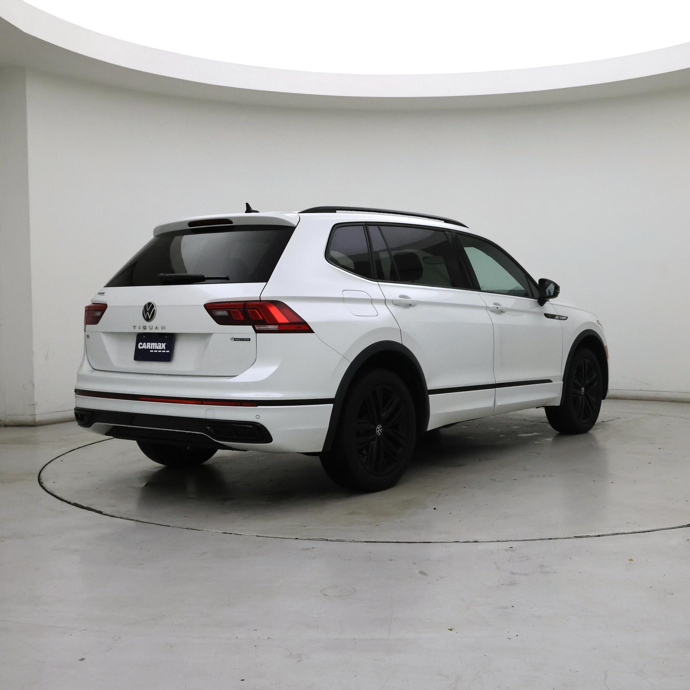 Thumbnail: 2022 Volkswagen Tiguan - 8