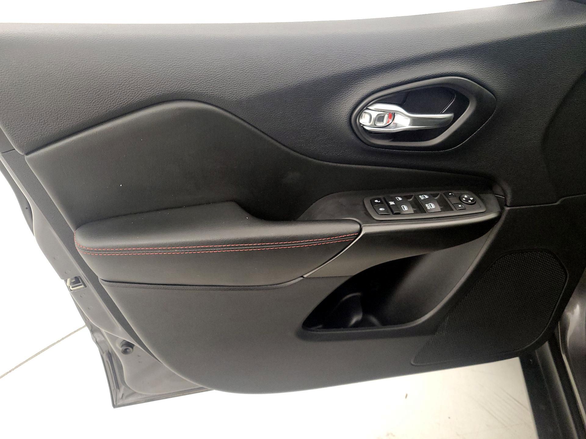 Thumbnail: 2022 Jeep Cherokee - 12