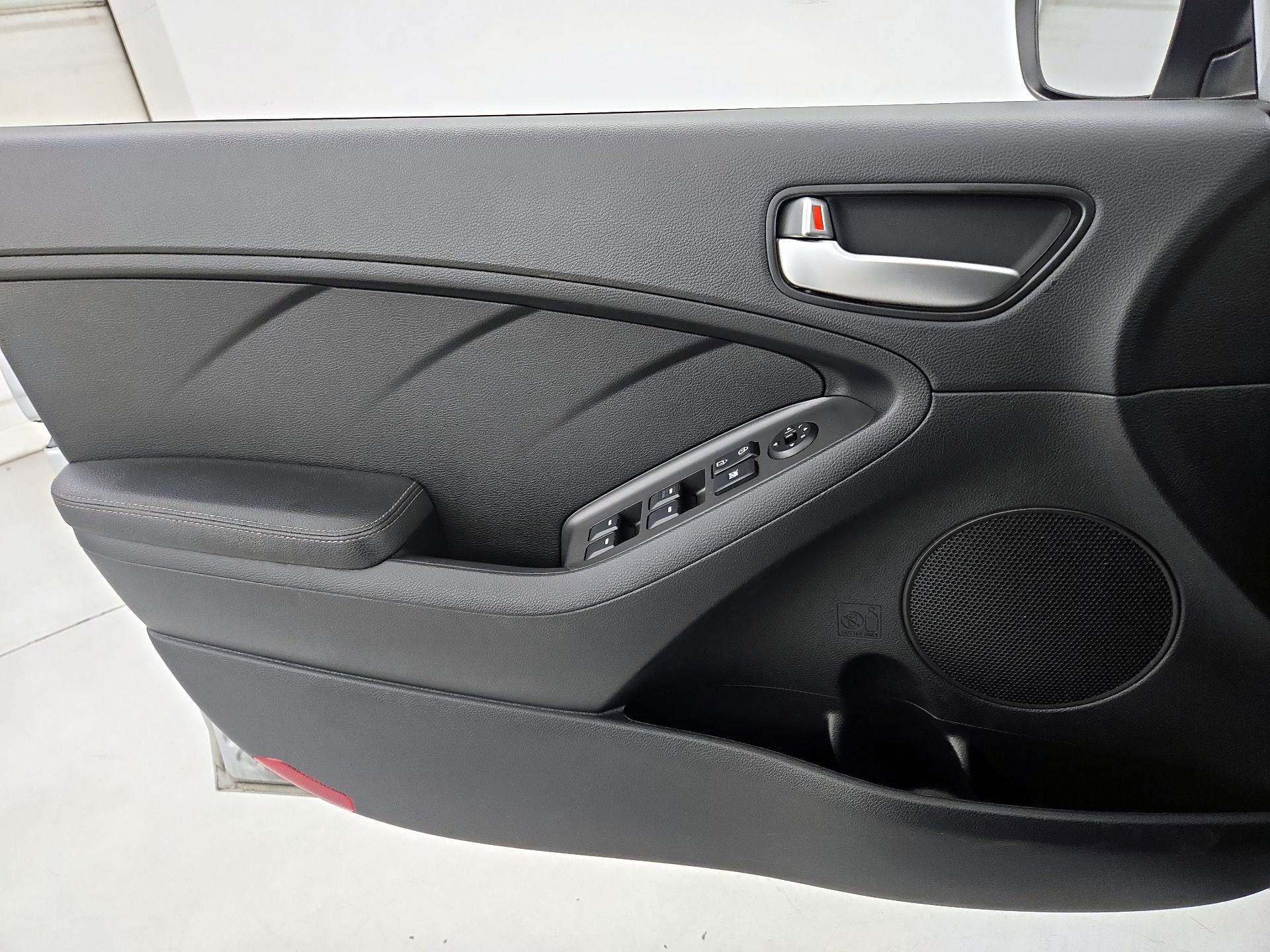 Thumbnail: 2017 Kia Forte - 12