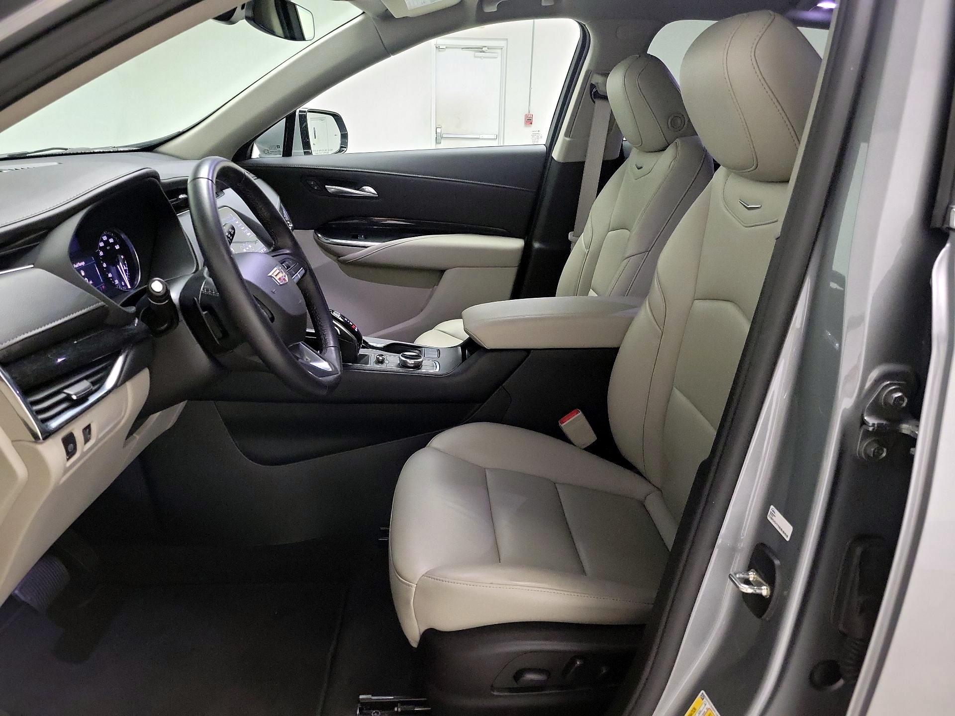 Thumbnail: 2023 Cadillac XT4 - 11